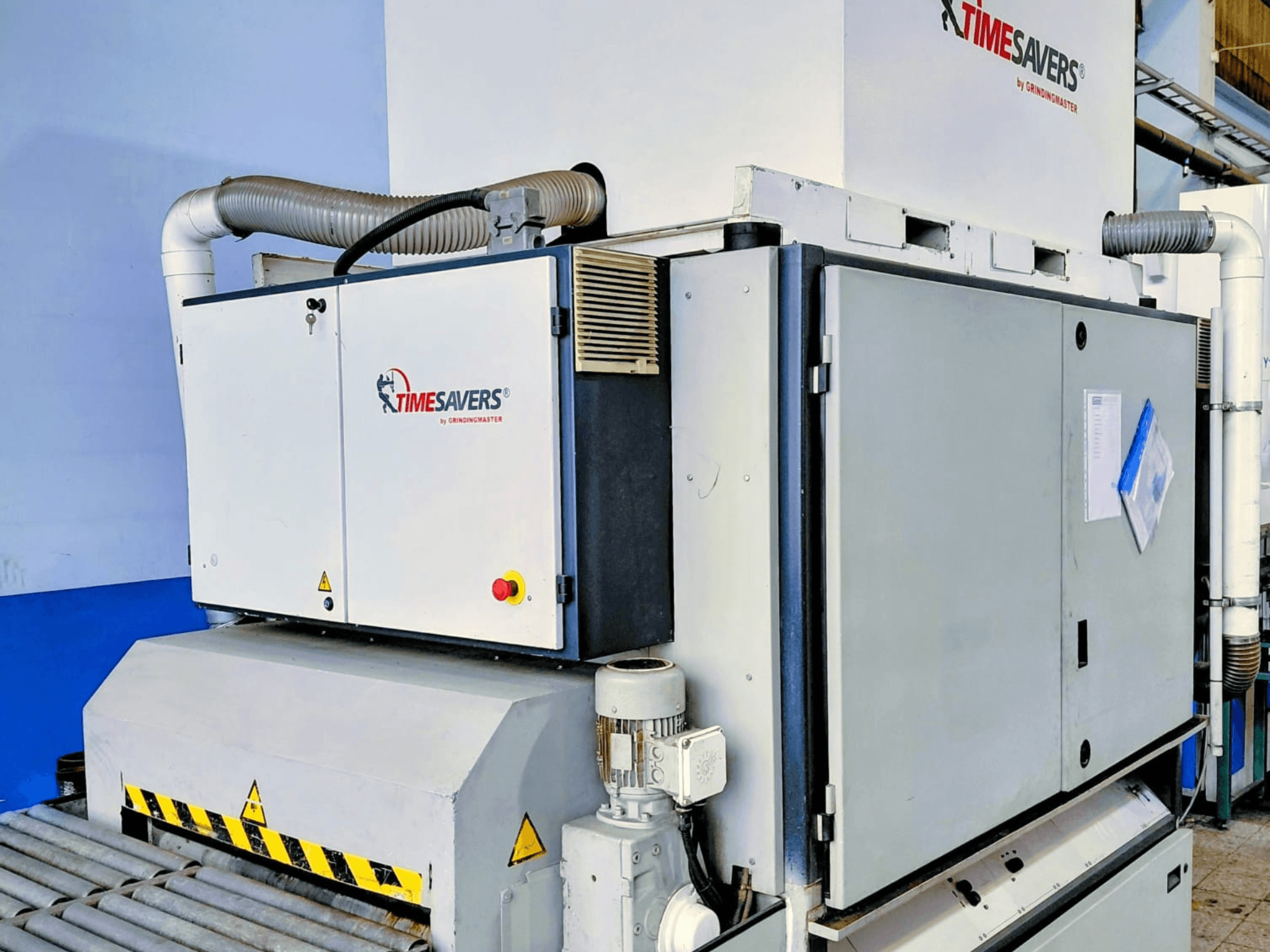 TIME SAVERS tööstuslik lihvimismasin, külgvaade, reguleeritava rulli, juhtpaneeli ja tolmuimeja funktsioonidega.