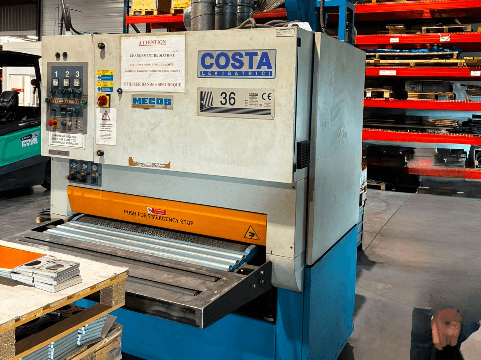 Costa M36 CCS 1150 servade eemaldamise masin külgvaates, millel on juhtpaneel, hädaseiskamispnupp ja konveieri pind.