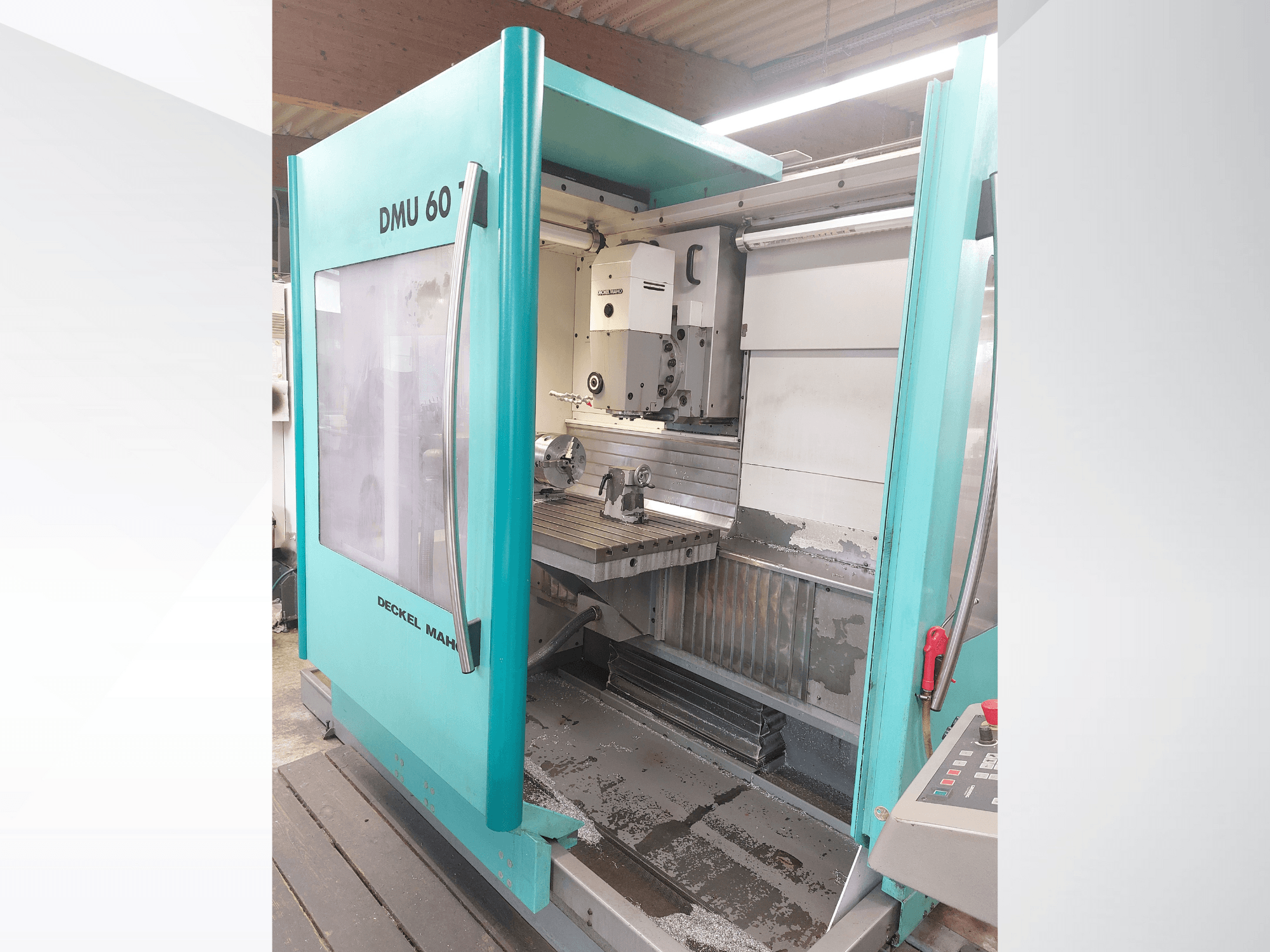 Deckel MAHO DMU 60 CNC-tööpink, esiplaanil. Omab nähtavat juhtpaneeli ja freesimislauda koos töödeldava detaili seadistusega.