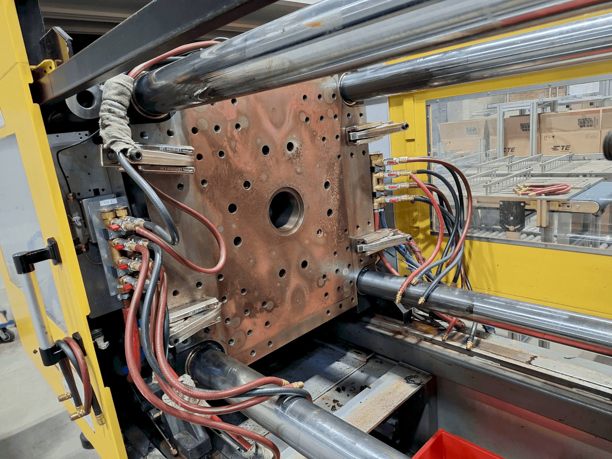 Masina FANUC Roboshot S220iA eestvaade