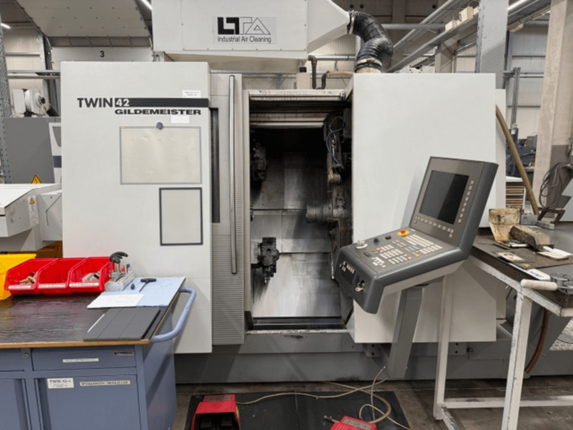 Gildemeister TWIN 42 horisontaalne treipink, esivaade, millel on näha juhtpaneel ja avatud tööala.
