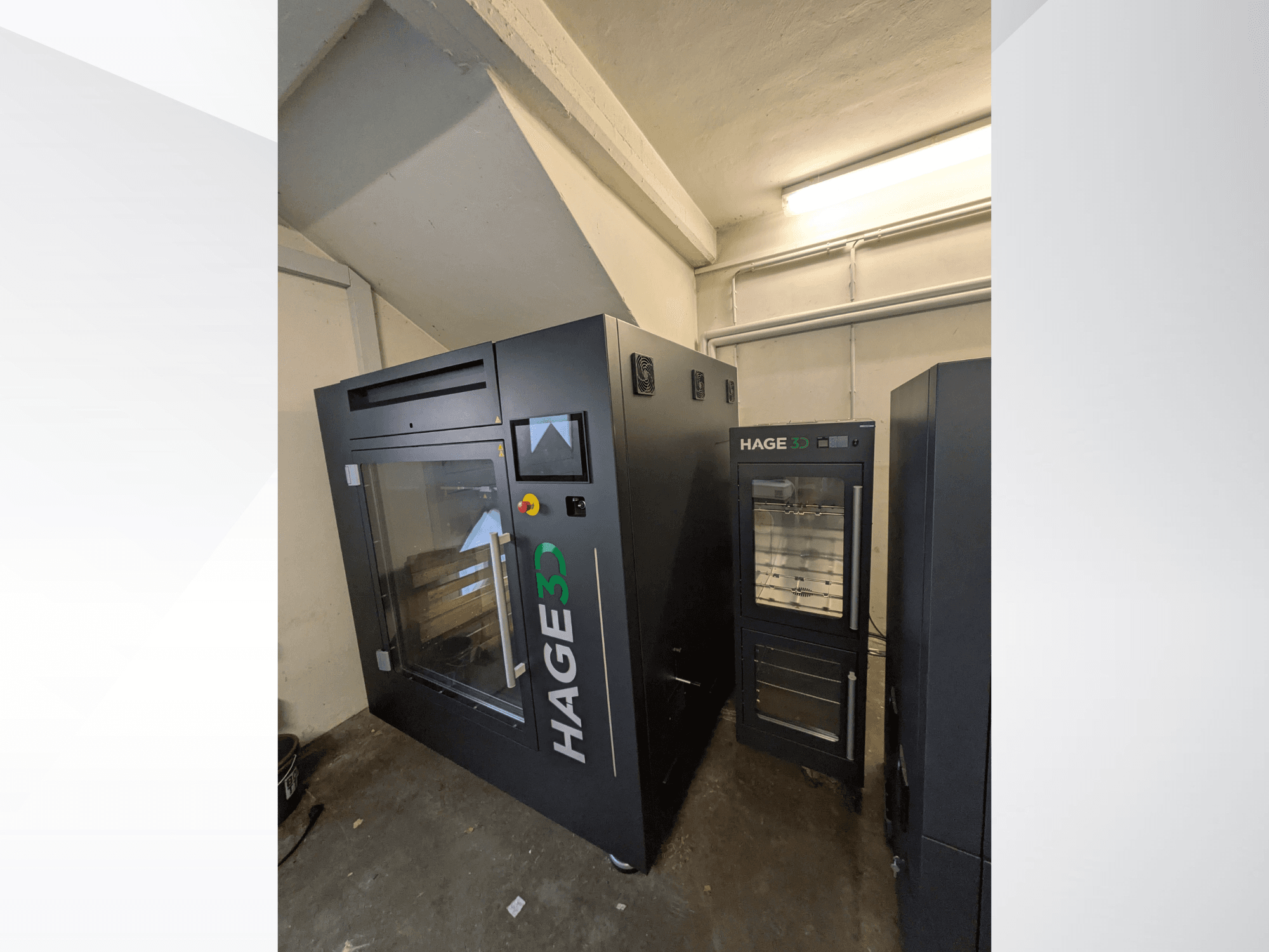 HAGE 3D Precision One plastist 3D-printer nurgavaates, millel on läbipaistev uks ja juhtpaneel ning selle kõrval asuv hoiuruum.