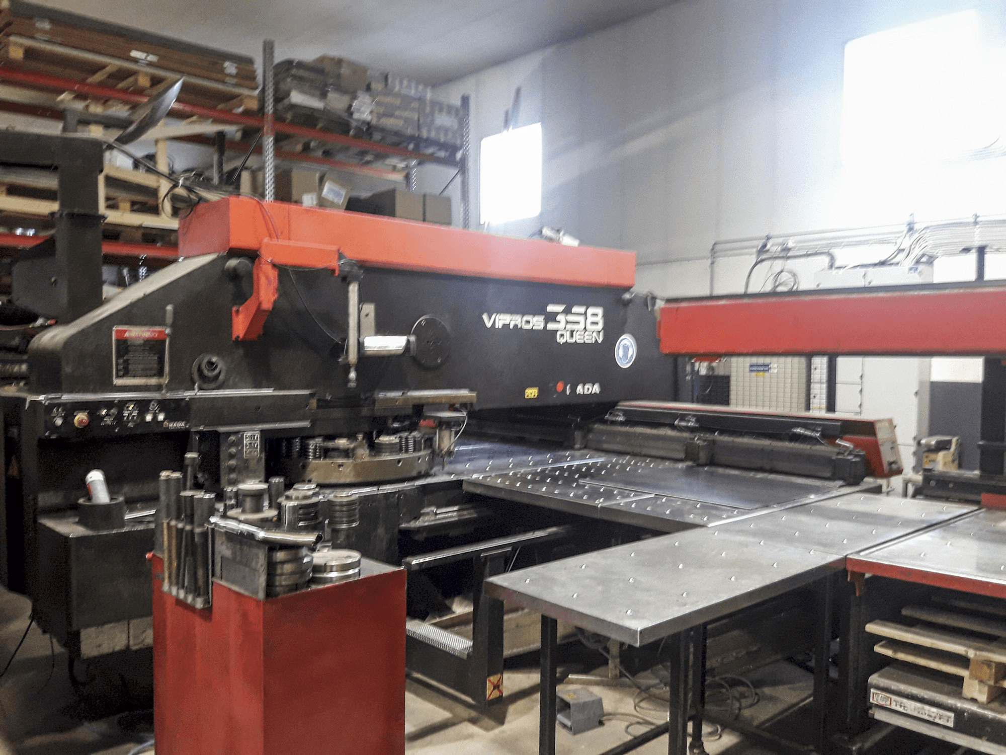 Masinavaade AMADA Vipros 358 QUEEN paremalt