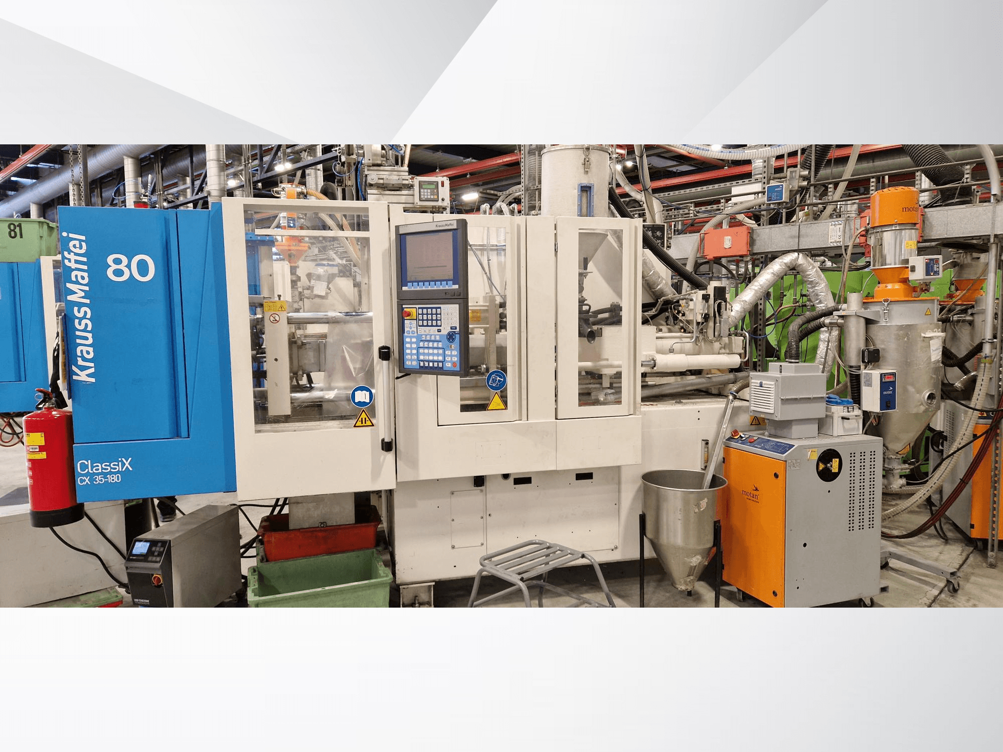 Krauss Maffei ClassiX CX 35-180 hüdrauliline survevalu masin, esiplaanil, juhtpaneel ja abiseadmed nähtavad.