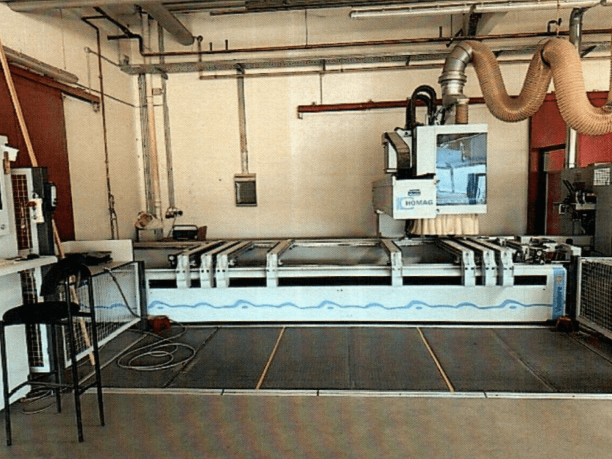 HOMAG BAZ 211/40K CNC-puidutöötluskeskus töökojas, kus näidatakse masina juhtpaneeli ja lõikepinda.