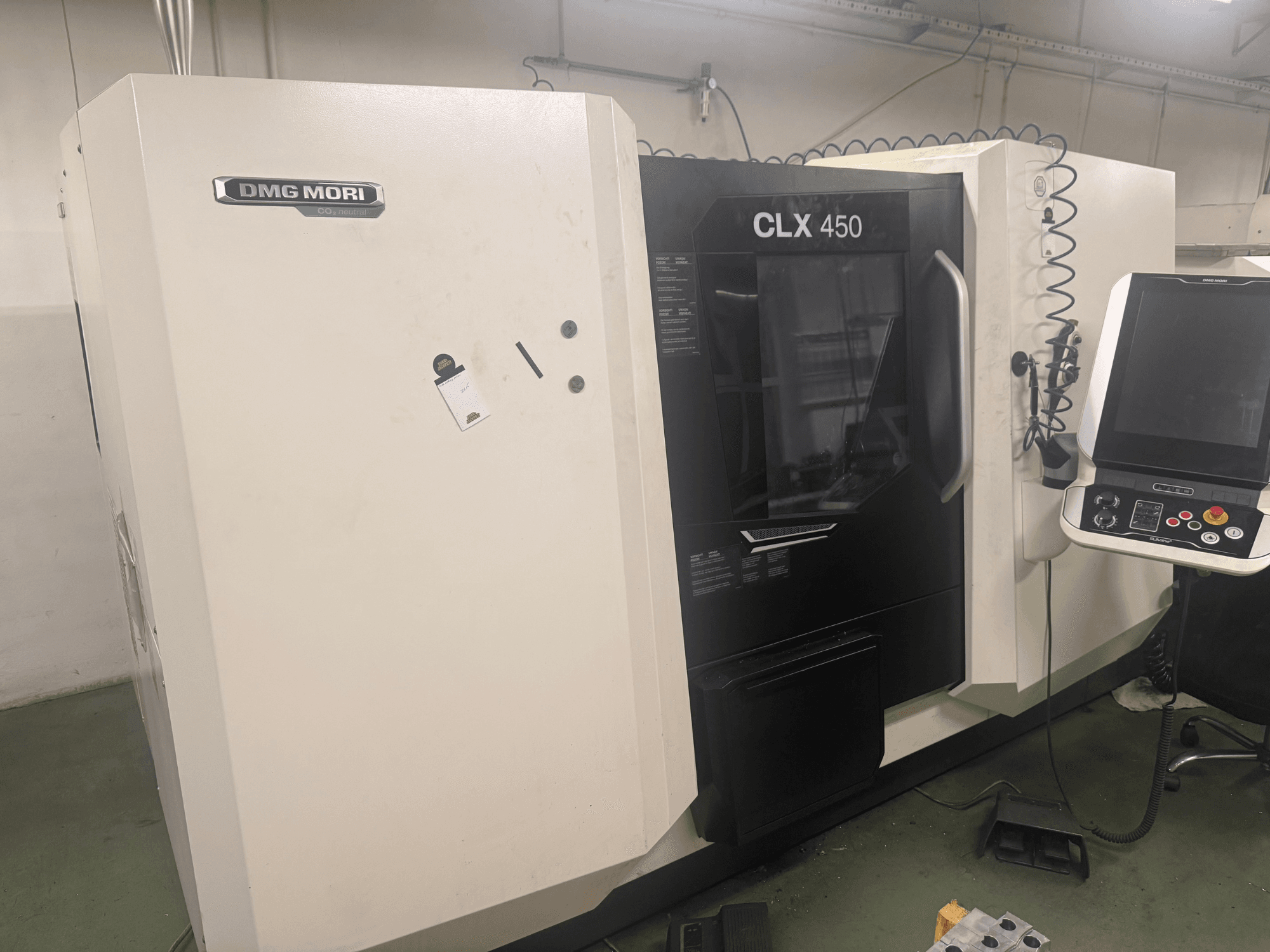 DMG MORI CLX 450 CNC-tööpink, külgvaade juhtpaneeliga, nähtavad juhtimisnupud ja puhas tööruum.