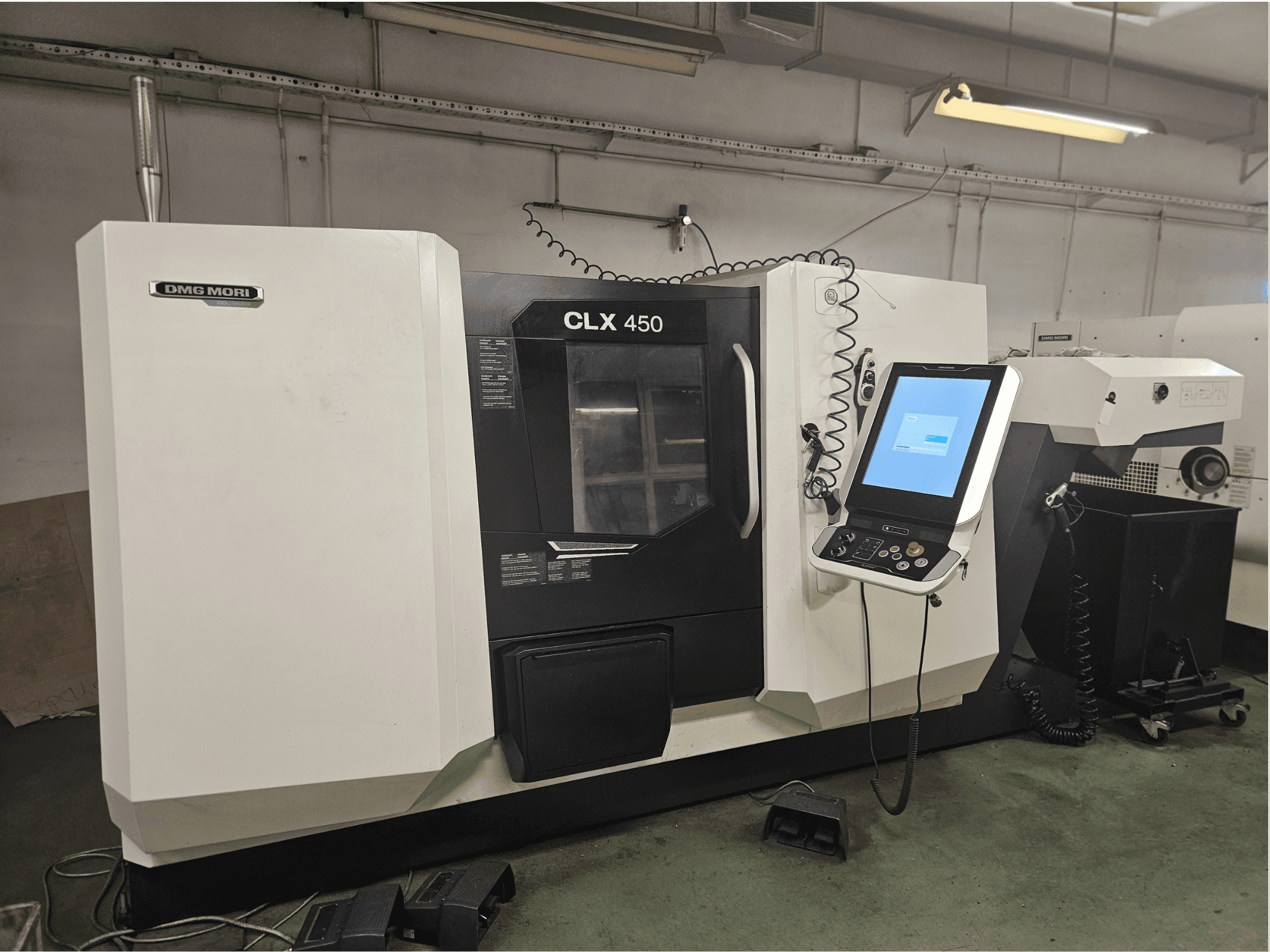 DMG MORI CLX 450 CNC-pink eesvaates, millel on juhtpaneel ja puutetundlik ekraan, mis on paigutatud töökojakeskkonda.