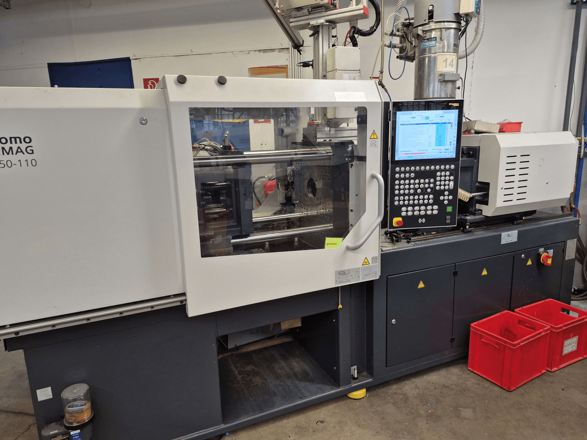 SUMITOMO SHI DEMAG Intelect 2 50/360-110 elektriline süstimisvormimismasin, külgvaade, millel on näha juhtpaneel ja ohutusseadmed.