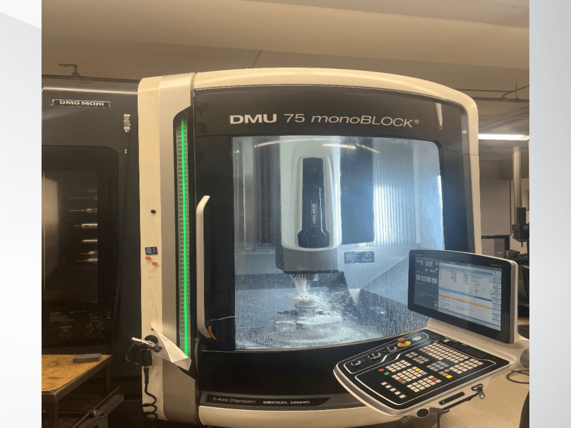 DMG MORI DMU 75 monoBLOCK universaalne töötlemiskeskus eestvaates, millel on näha juhtpaneel ja freesimisala.