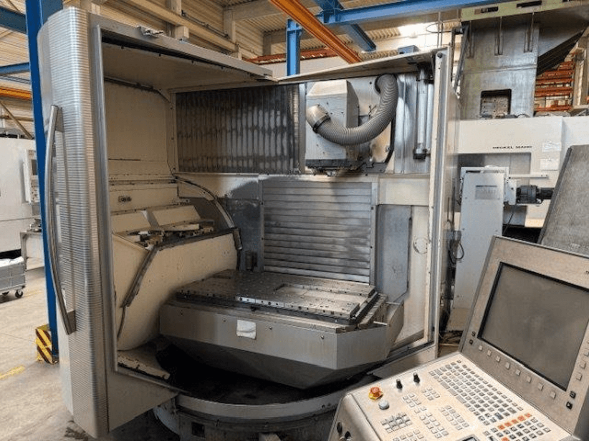 DMG MORI DMU 80T vertikaalne töötluskeskus, esivaade avatud korpuse ja juhtpaneeliga.