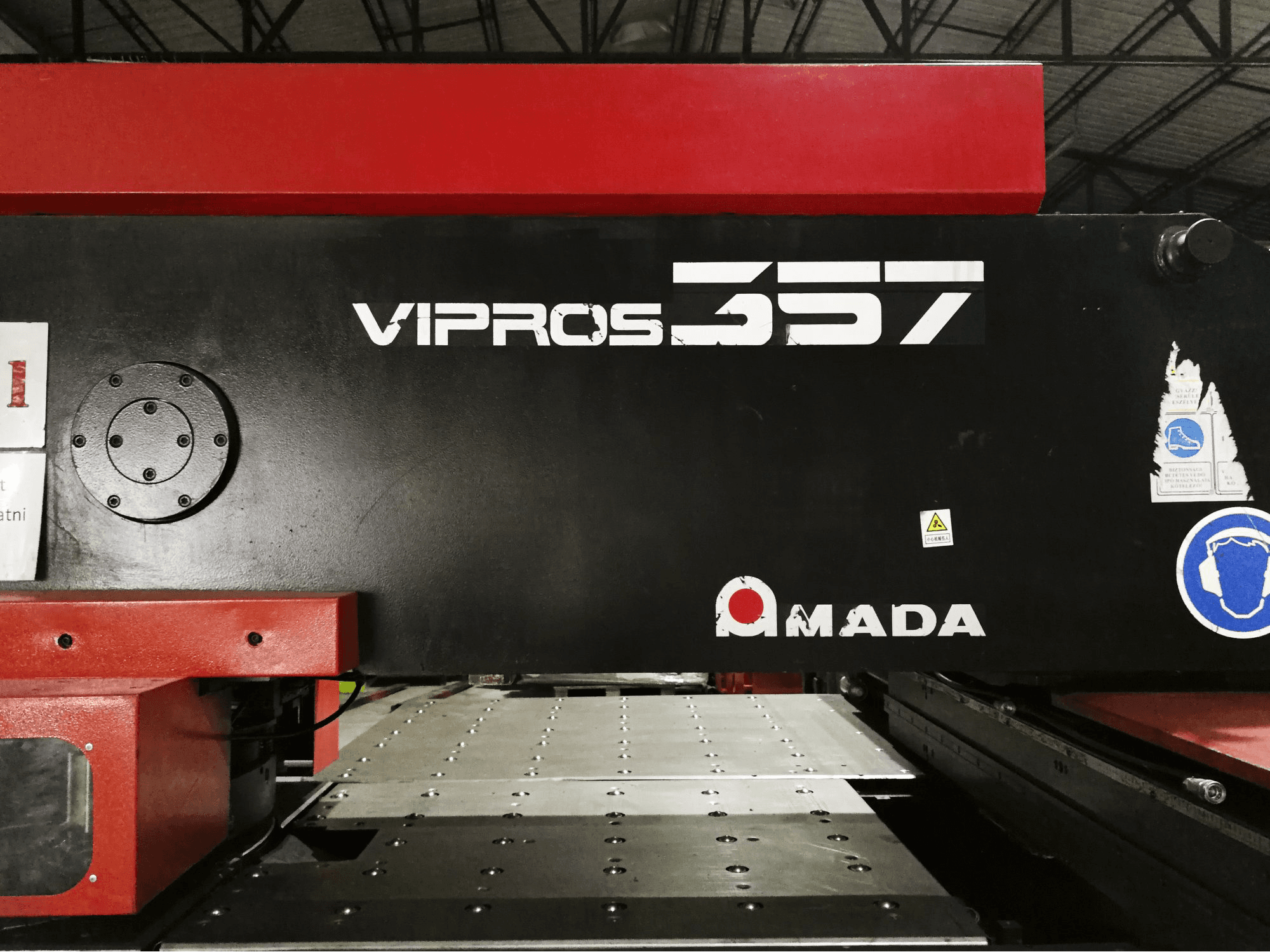 Masina AMADA Vipros 357 eestvaade