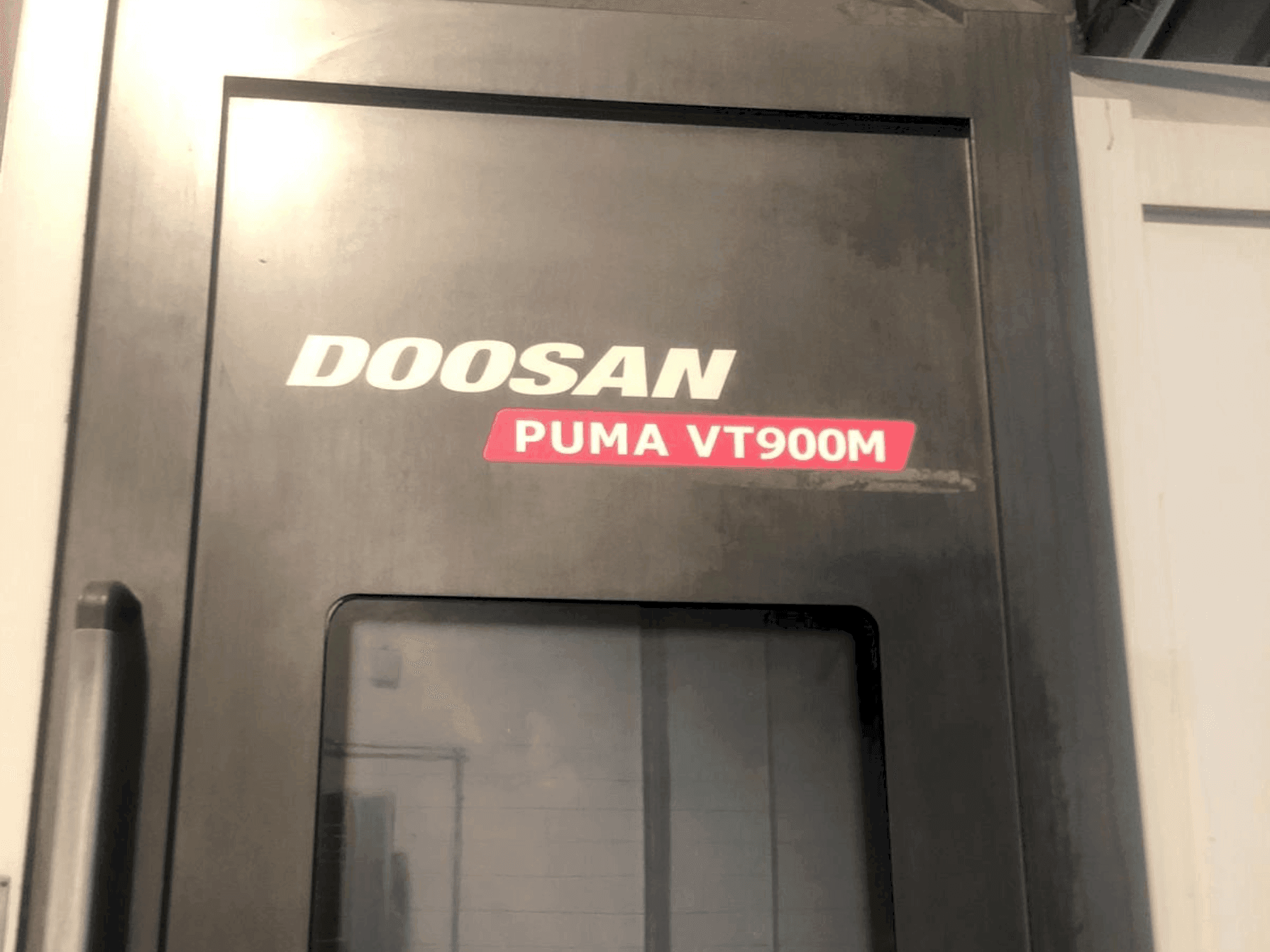 Masina DOOSAN Puma VT900M eestvaade