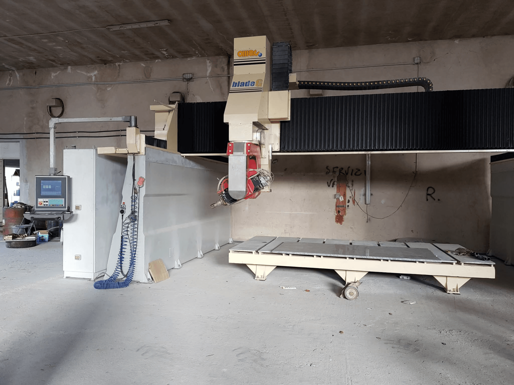 Gantry-freesping OMAG Blade G töökojas, esivaade, kus on näha juhtpaneel ja suur freespink.