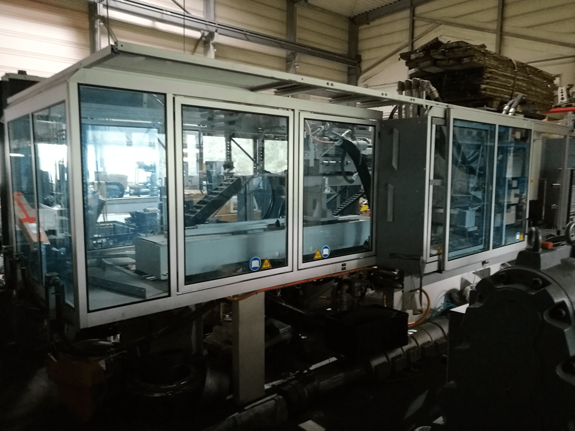 Masina Krauss Maffei 280-700-700 C3 Twin eestvaade