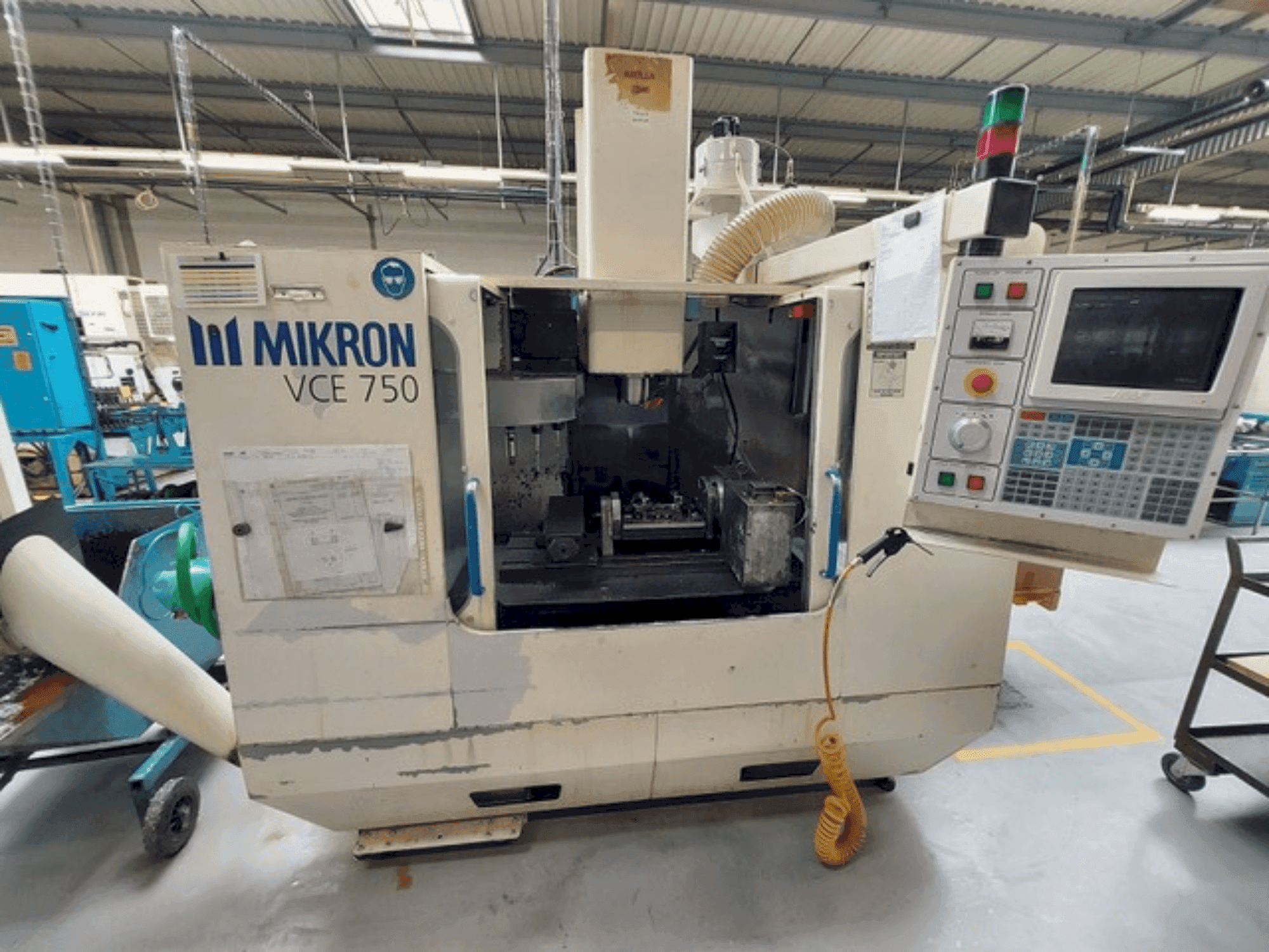 Masina HAAS MIKRON VCE 750 eestvaade