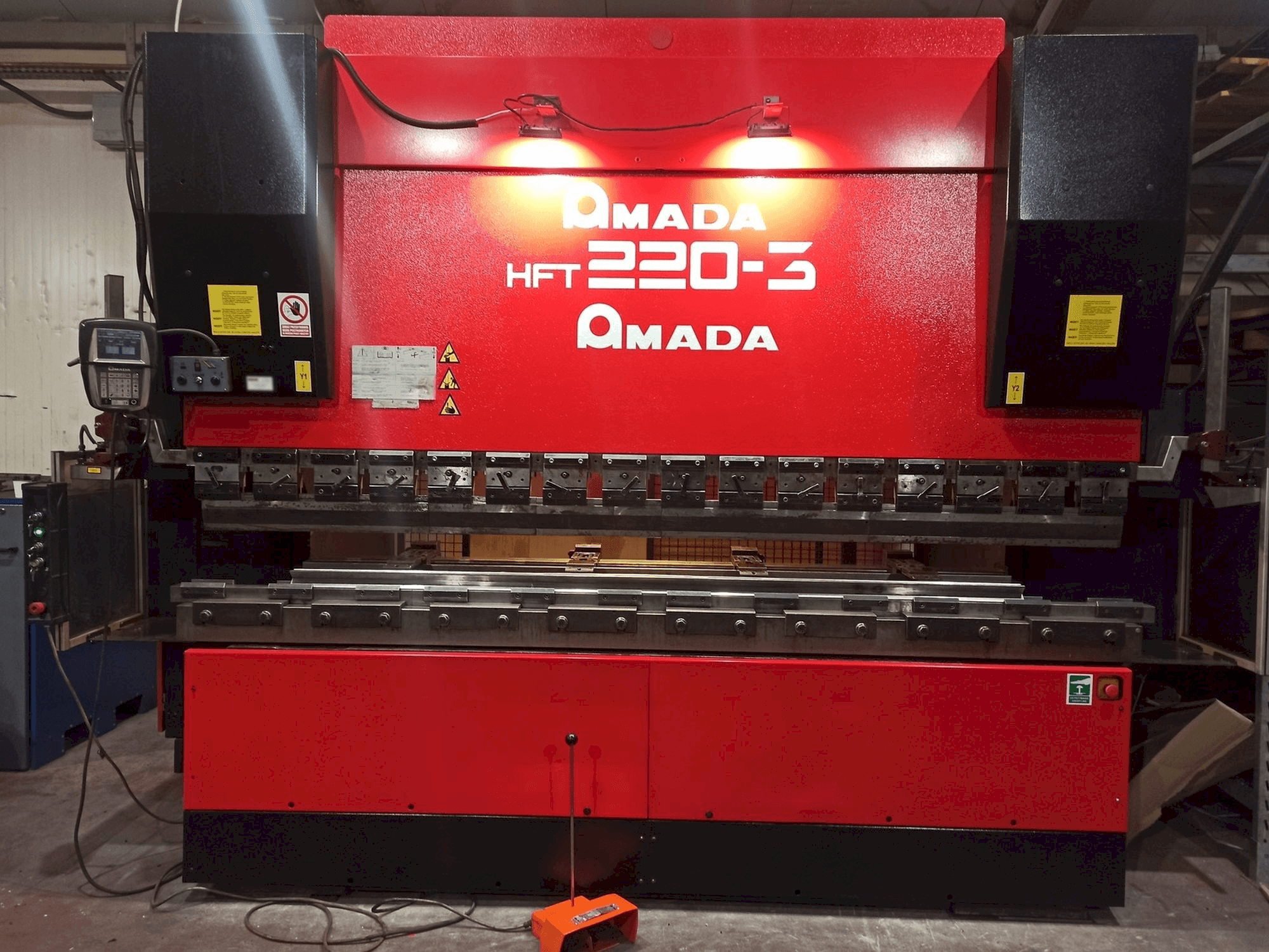Masina AMADA HFT 220-3 eestvaade