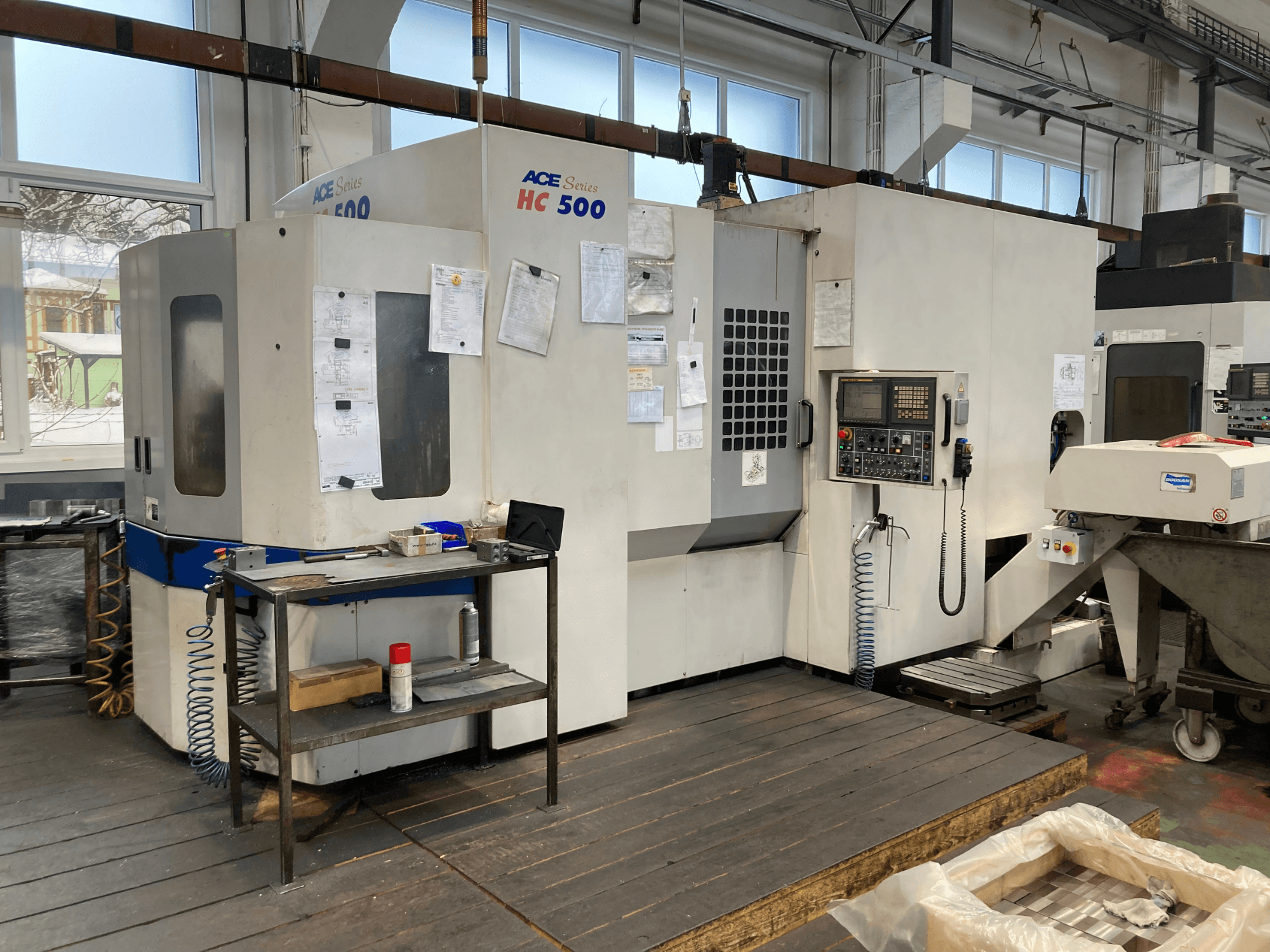 DOOSAN ACE HC-500 horisontaalne töötluskeskus, esiplaan; juhtpaneel, mitme tööriista hoidla ja tööstuslik seadistus.