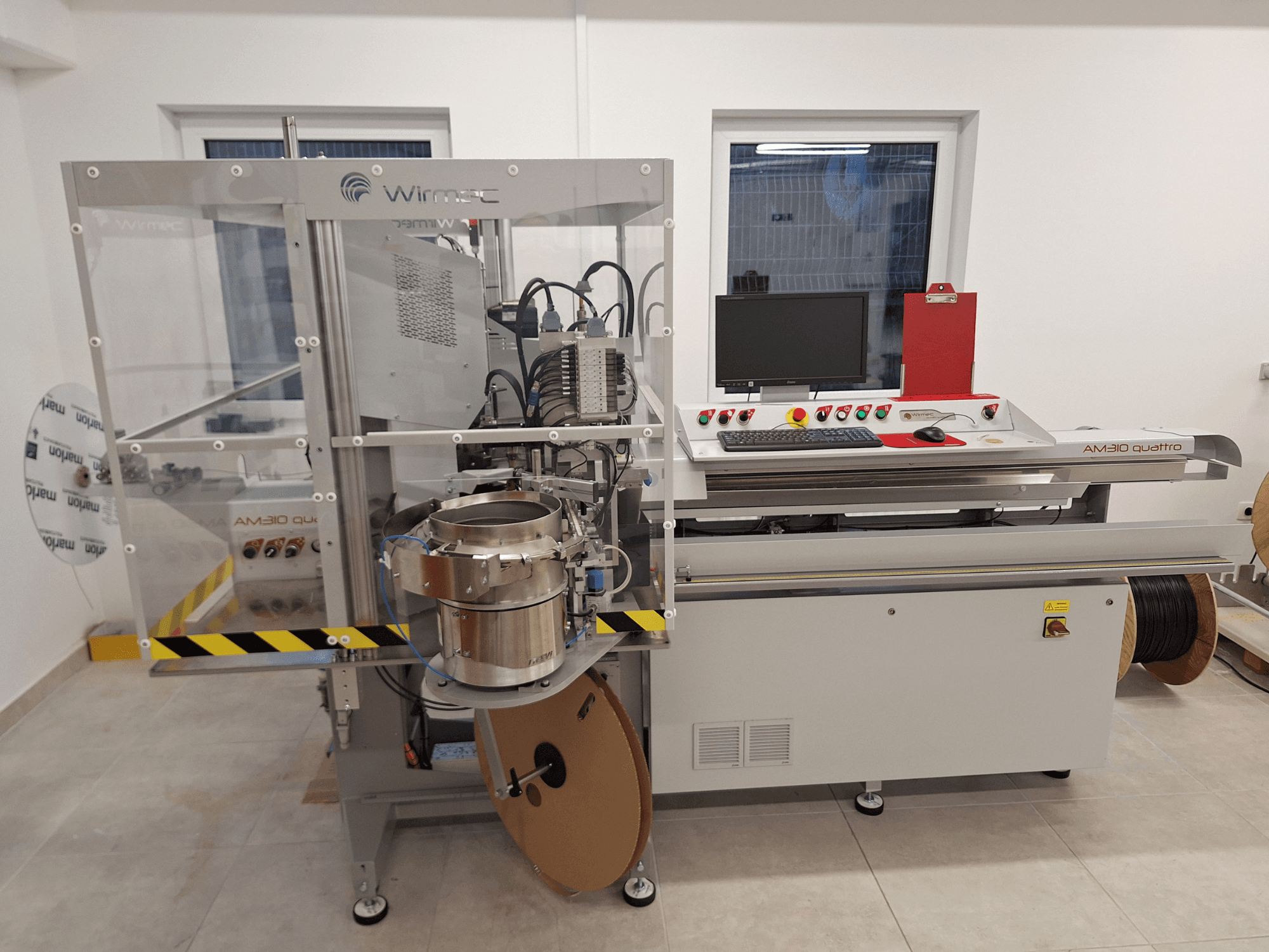 Tööpink WIRMEC AM310-117, esiplaanil, juhtpaneel, arvuti ja roostevabast terasest komponendid, seadistatud tööruumis.