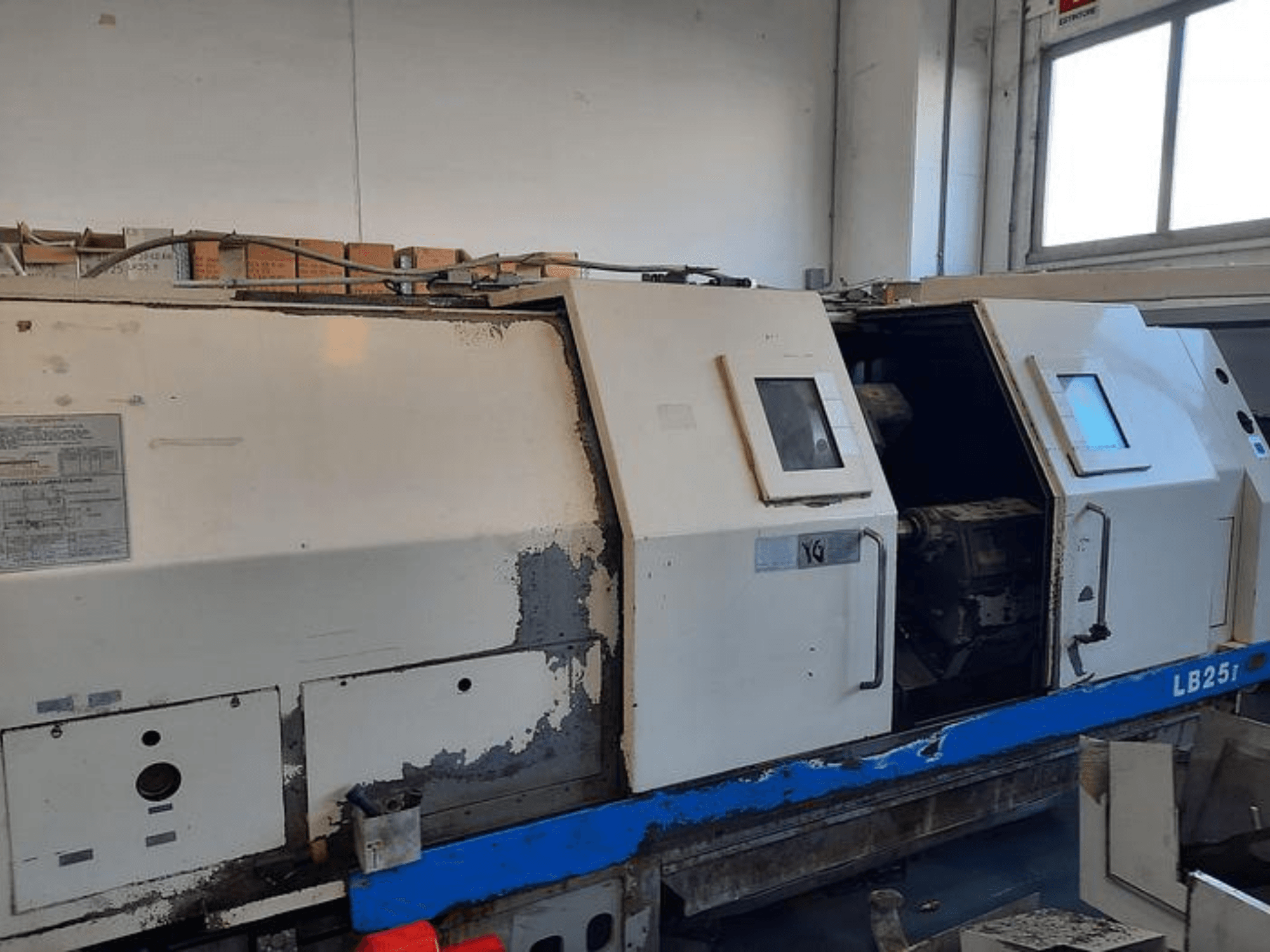 Kasutatud LB251 treipingi, külgvaates on näha kulunud välimus, avatud paneel, mis paljastab sisemehhanismi ja juhtimisseadmed.