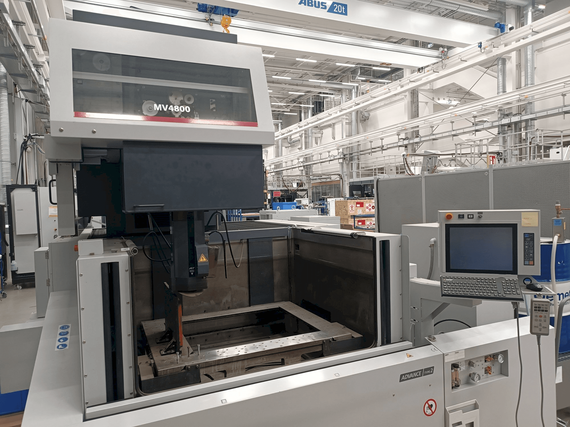 Masina Mitsubishi MV4800 eestvaade