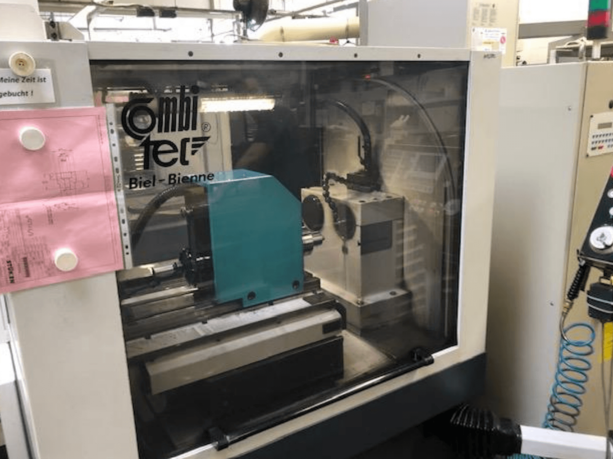 Silindriline lihvimismasin Combitec CT-450 eestpoolt vaadatuna, juhtpaneel ja töökorras seadistus.