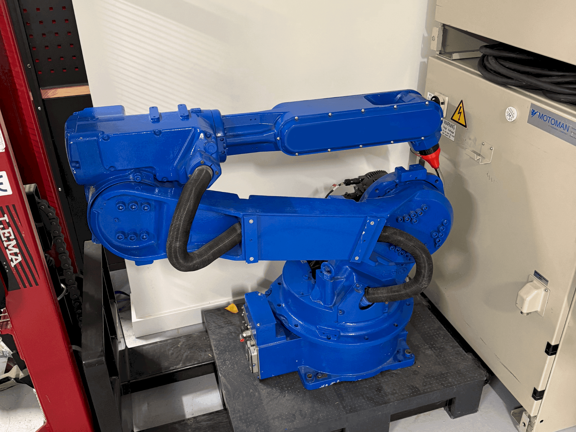 Masina Yaskawa Motoman YR HP 20D eestvaade