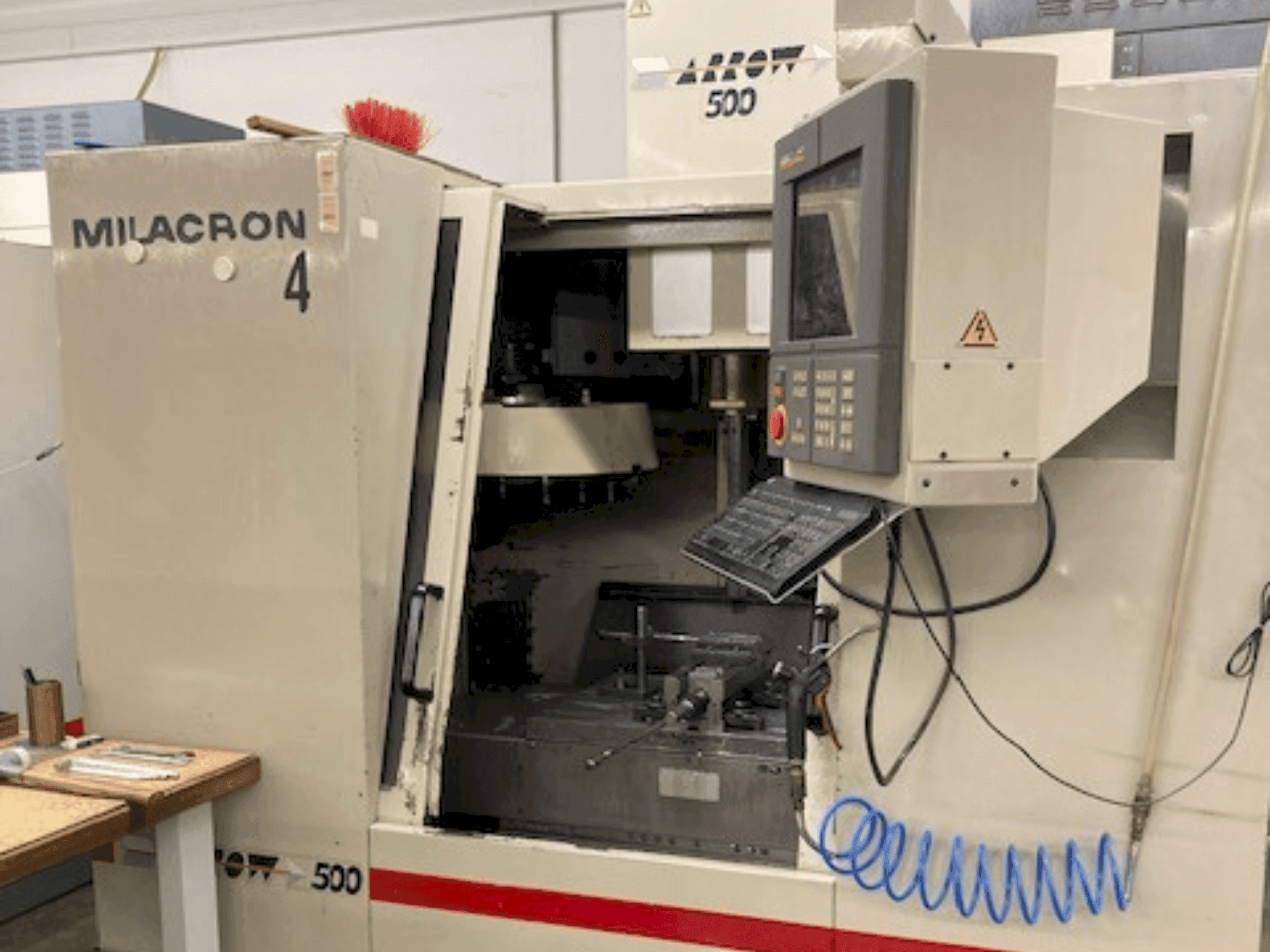 Masina Cincinnati Milacron Arrow 500 eestvaade