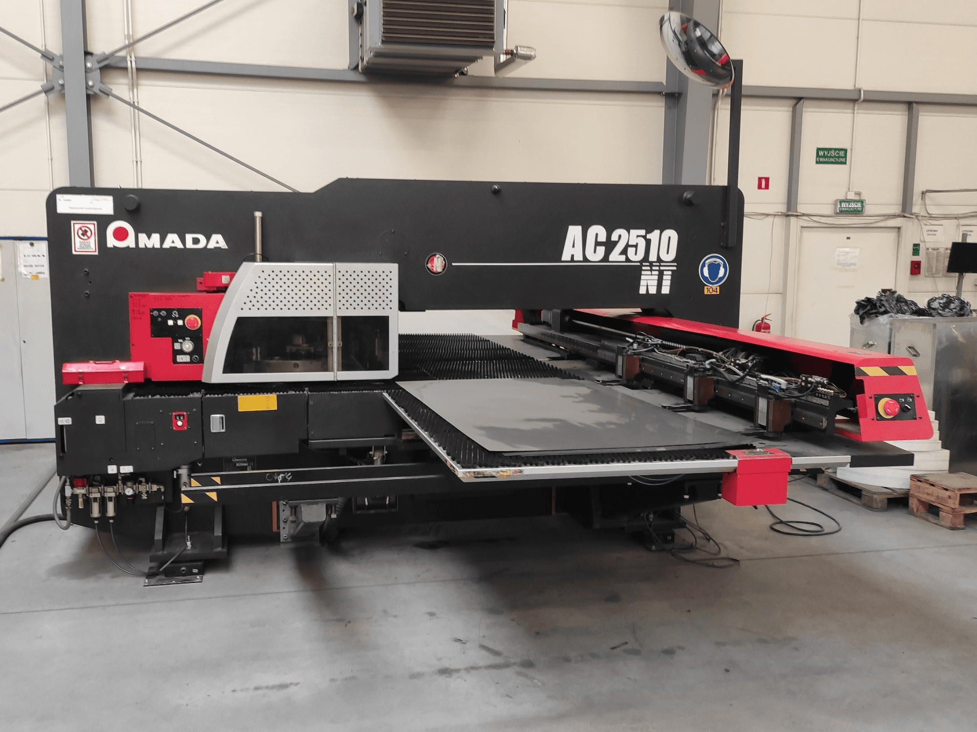 Amada AC2510 NT CNC-stantsimismasin, esivaade, millel on juhtpaneel ja lehtede laadimisala.