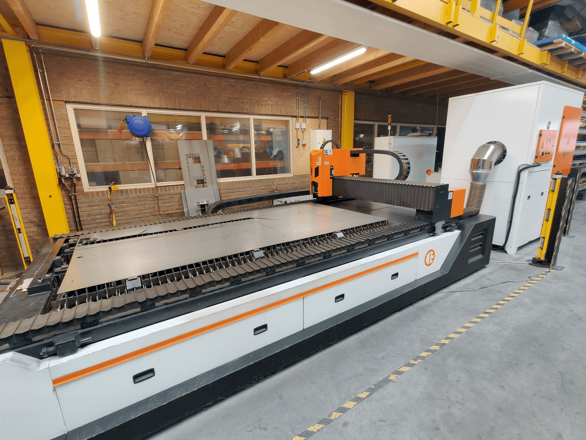 Masina ERMAKSAN Fibermak Hawk 3015 1kw fiber eestvaade