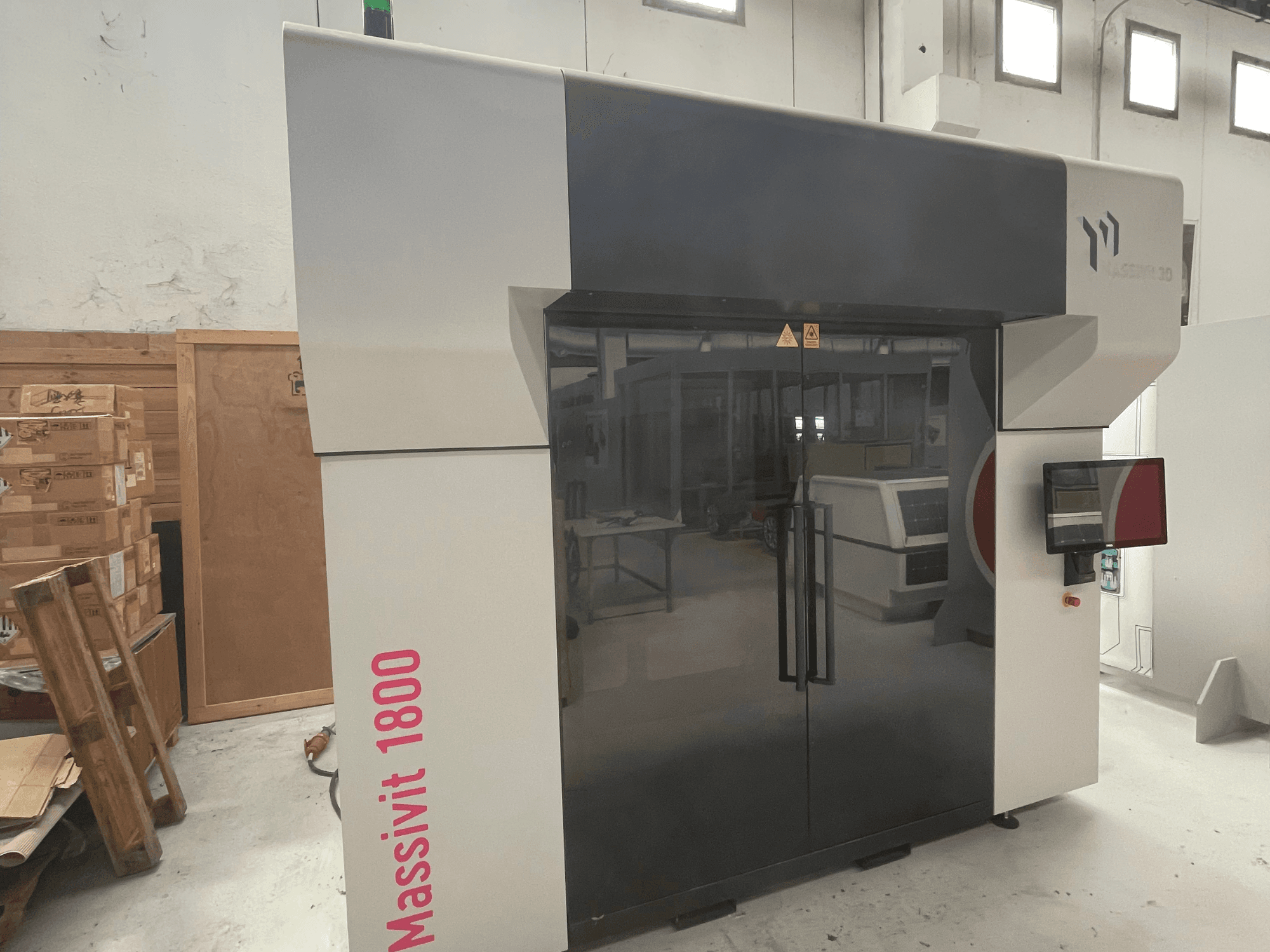 MASSIVIT Massivit 1800 plastist 3D-printer külgvaates, millel on puutetundlik ekraan ja elegantne must-valge disain.