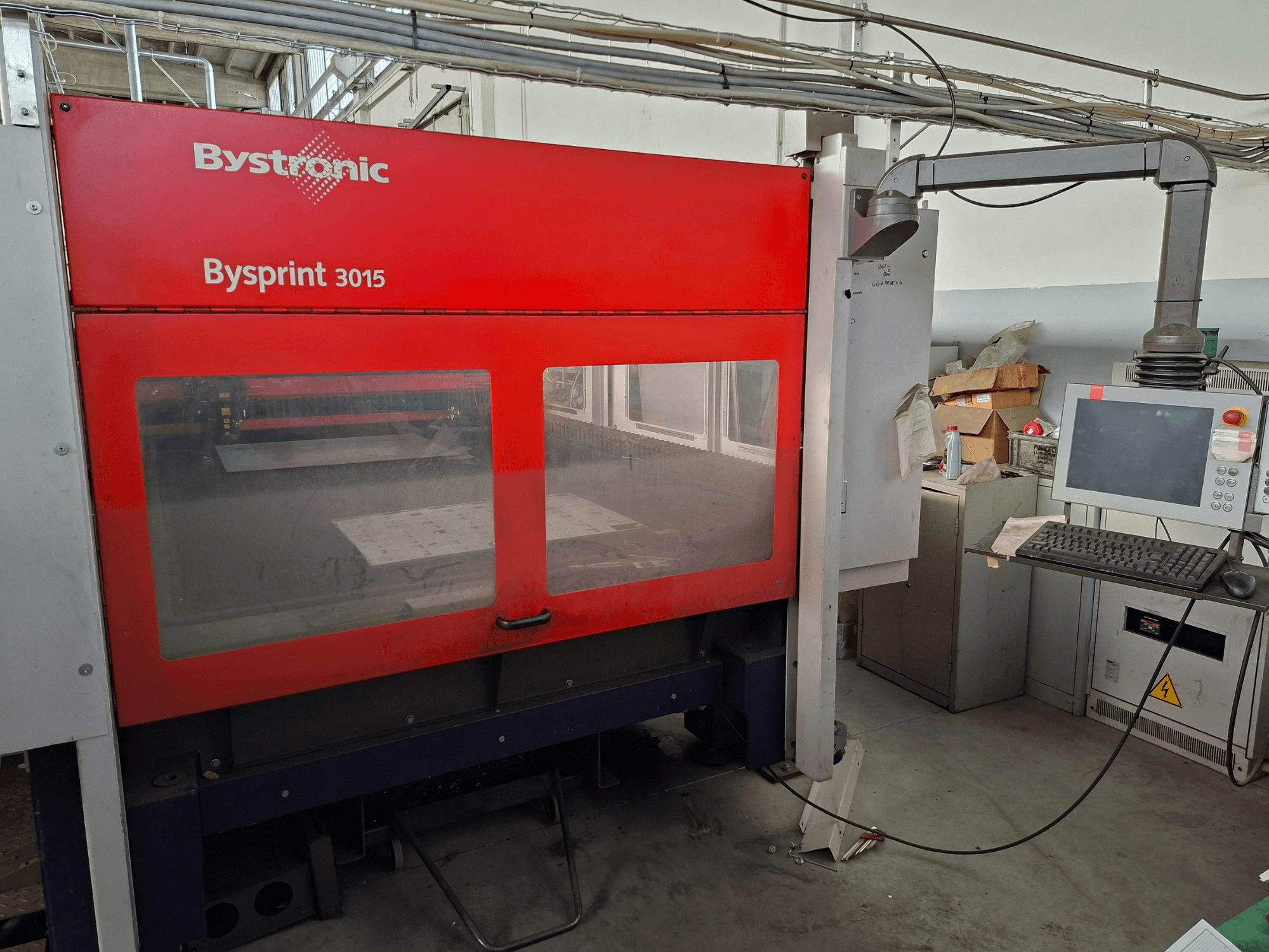 Bystronic Bysprint 3015 CO₂-laserlõikepink, esivaade, millel on näha juhtpaneel ja laserlõikepind.