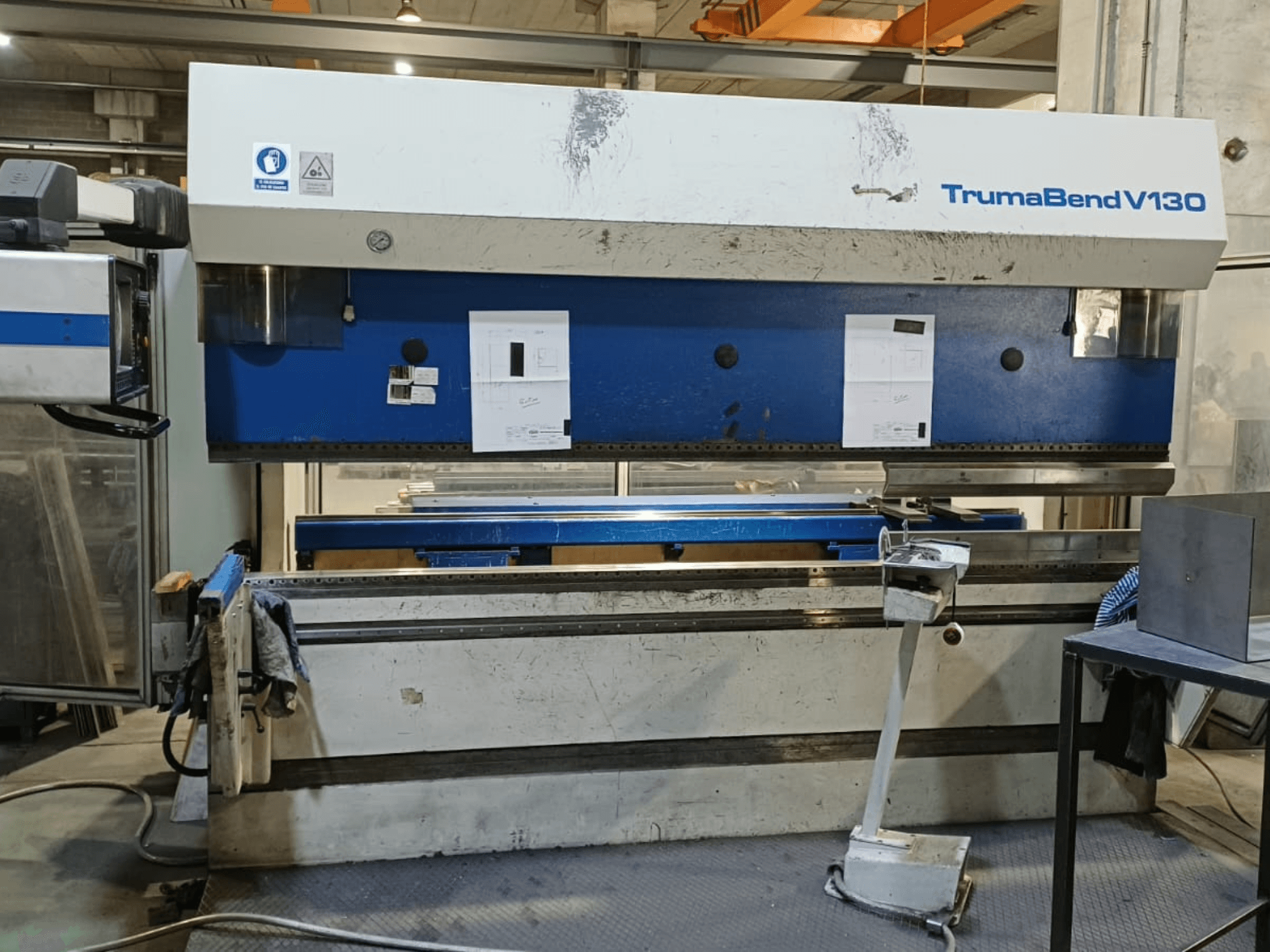 TRUMPF Trumatic Trumabend V130 painutuspressi vaade eest, millel on näha juhtpaneel, tööpind ja reguleeritavad tööriistad.
