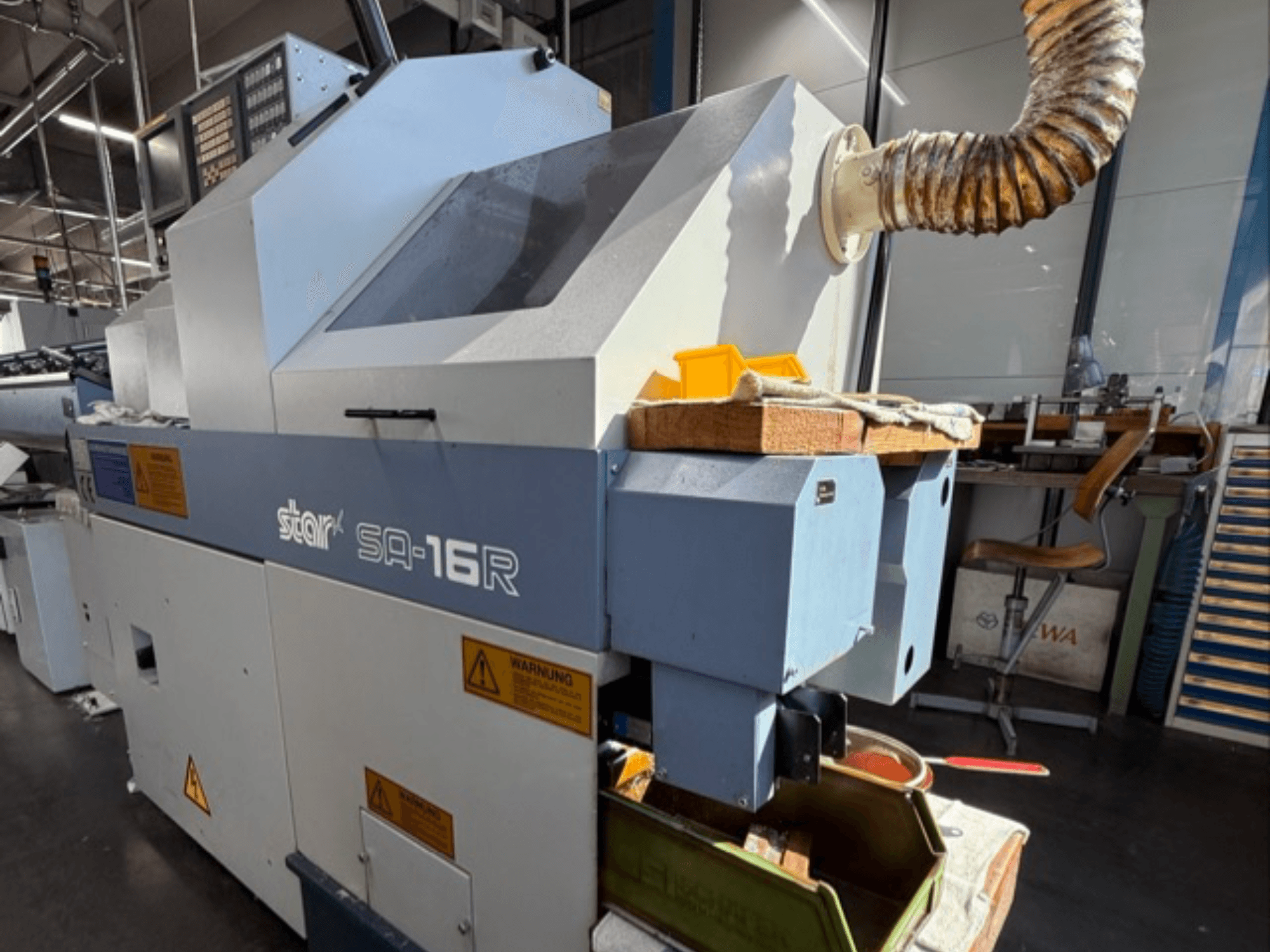Stark SA-16R masin eestpoolt vaadatuna, millel on kooniline väljalaskeava ja tööruum kollaste tööriistade ja hoiatussiltidega.