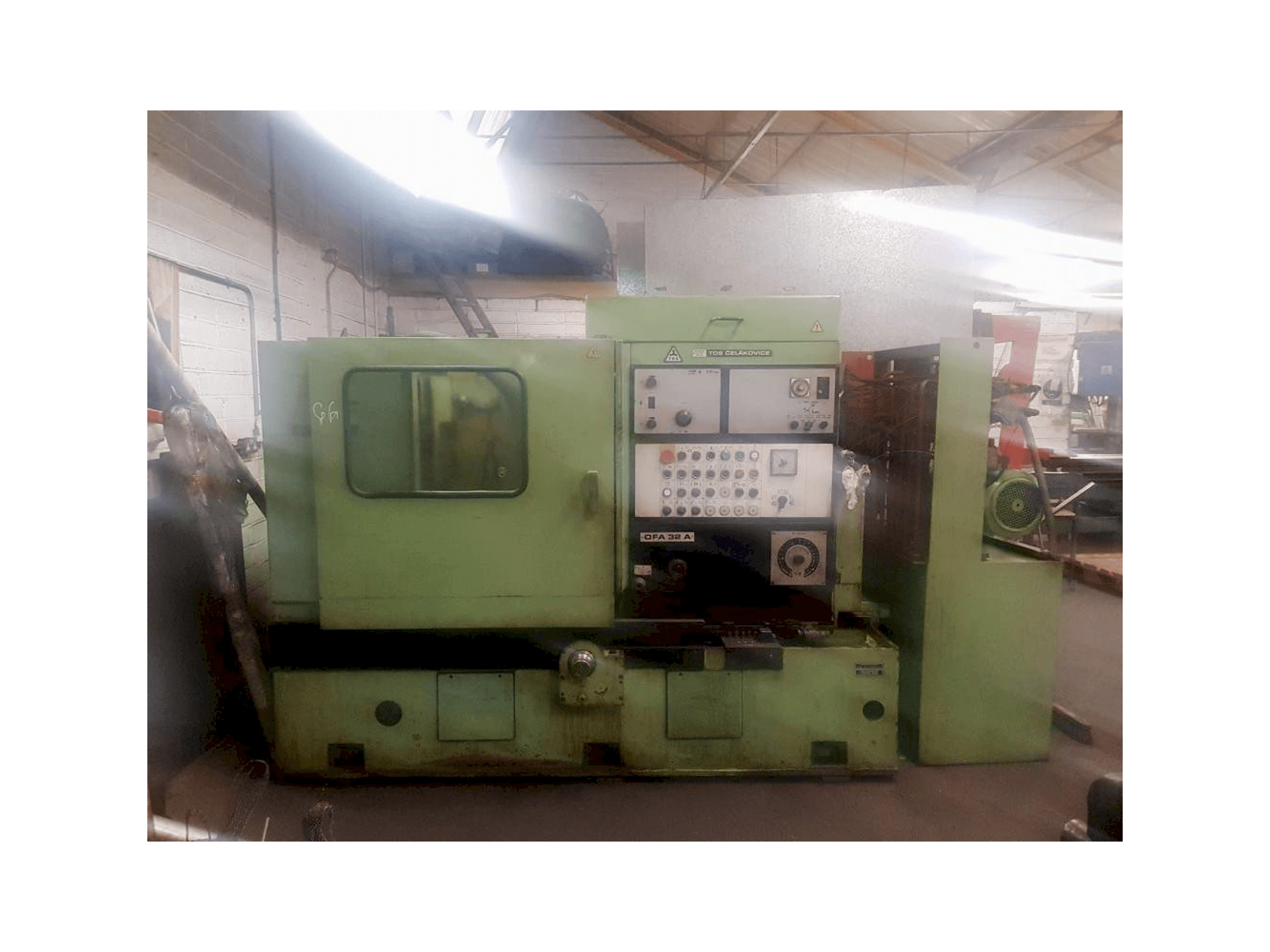 Masina TOS OFA 32 A eestvaade