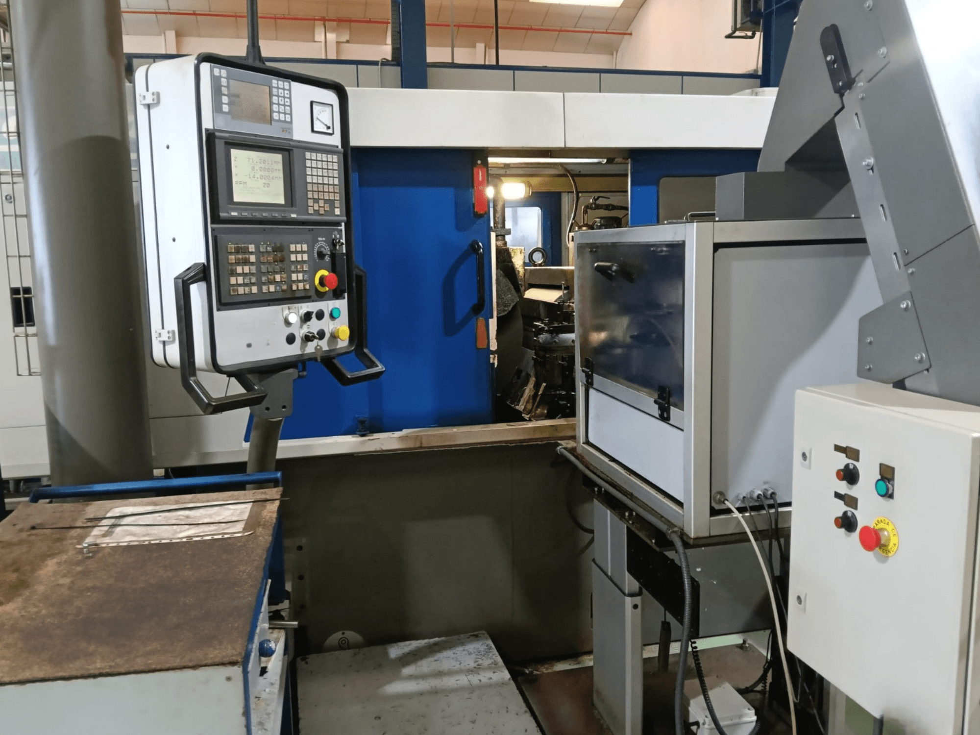 DANOBAT 327 MDA tsentrilise lihvimismasina juhtpaneel ja masinad küljelt vaadatuna, näidates nuppe ja ekraani.