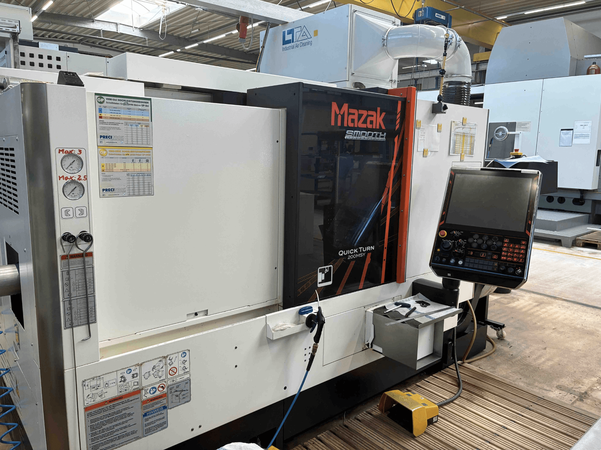 Mazak Quick Turn Smooth 200MSY treipingi keskus, esivaade, kus on näidatud juhtpaneel ja tööandurid.