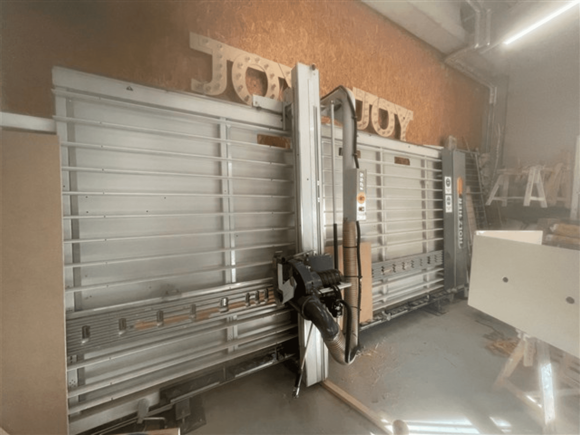 Horisontaalne plaadisaag, kaubamärk Holz-Her, külgvaade, näitab saetera, tolmueemaldust ja hoiuruumi.