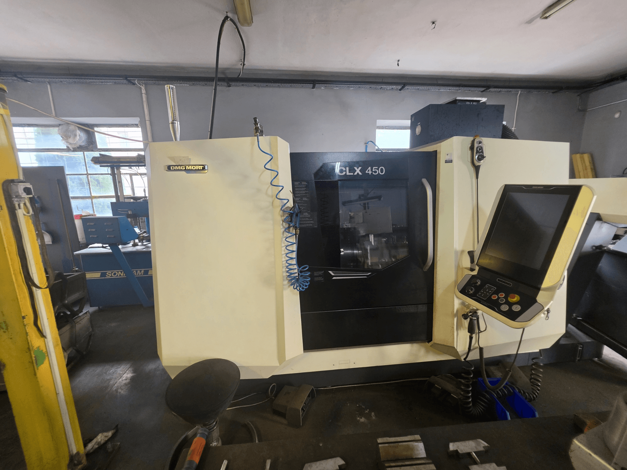 DMG MORI CLX 450 V6 horisontaalne treipink eestvaates, millel on juhtpaneel ja nähtav kaubamärk.