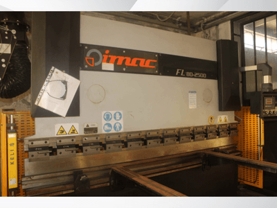 IMAC FL 80-2500 painutusmasin, esiplaan, kus on juhtpaneel, ohutushoiatused ja metallist tööriistakomponendid.