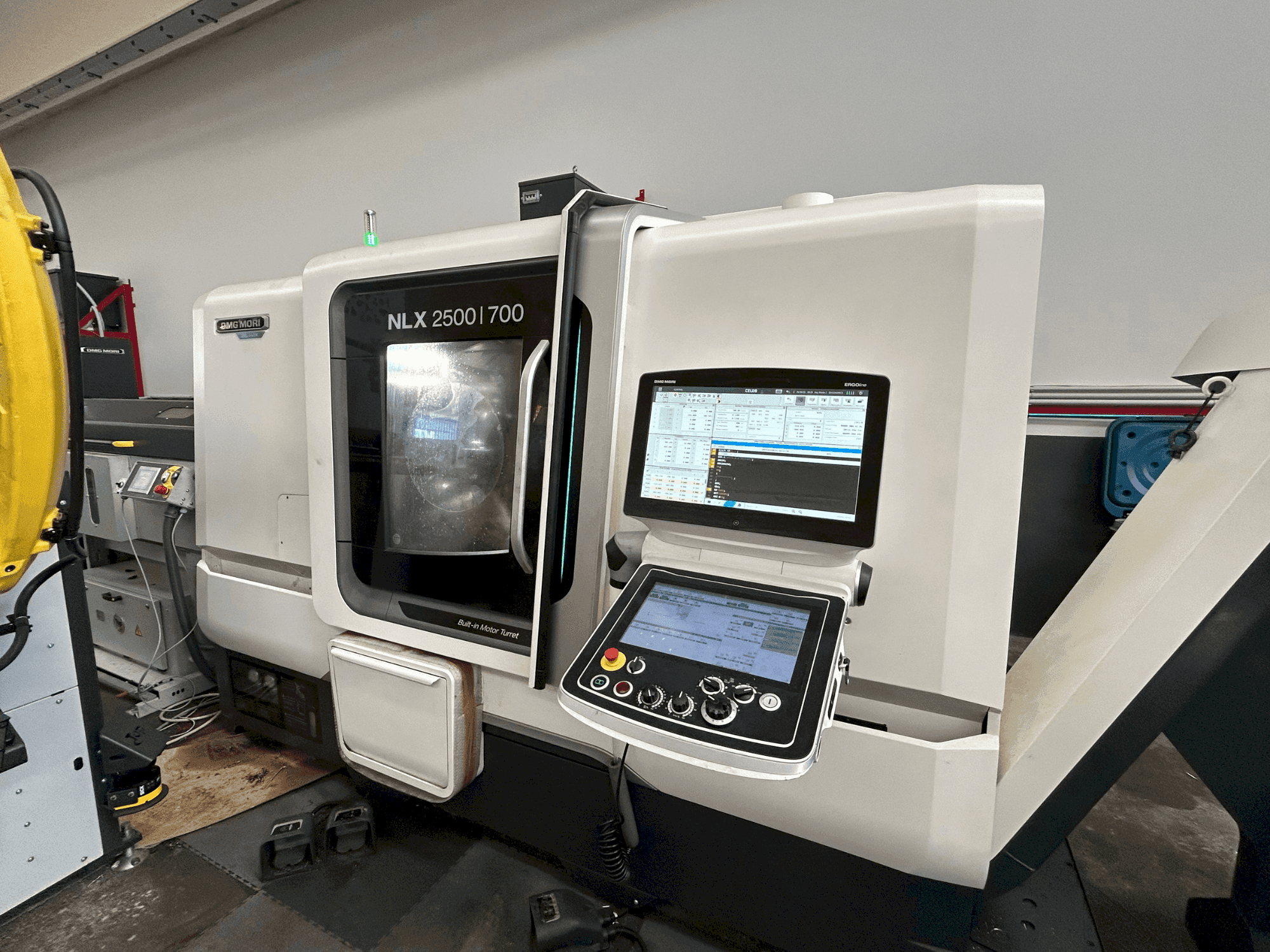 Masina DMG MORI NLX 2500 SY / 700 eestvaade