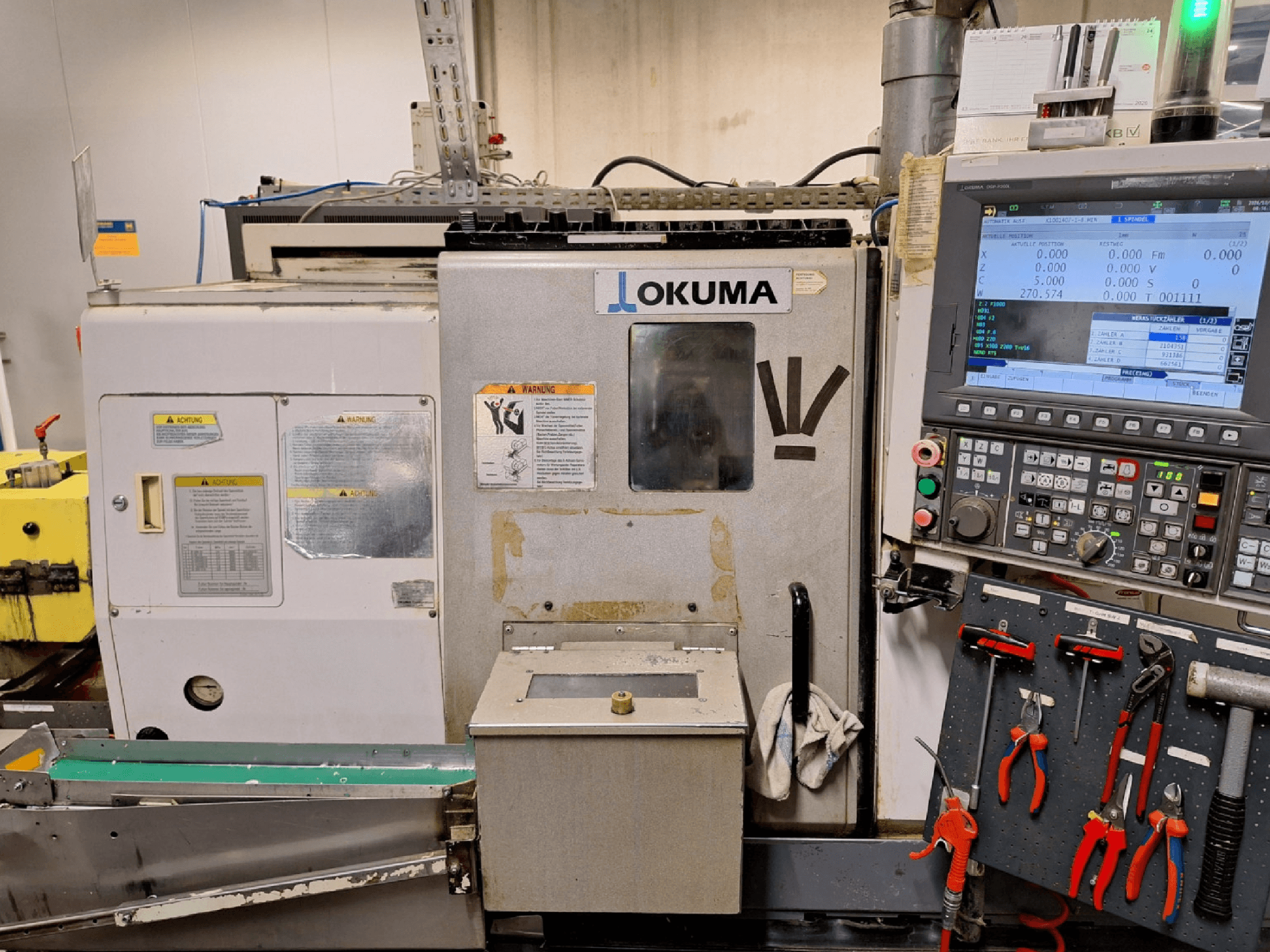 Okuma LB200-MW horisontaalne treipink, vaade eest, küljel on näha juhtpaneel ja tööriistad.