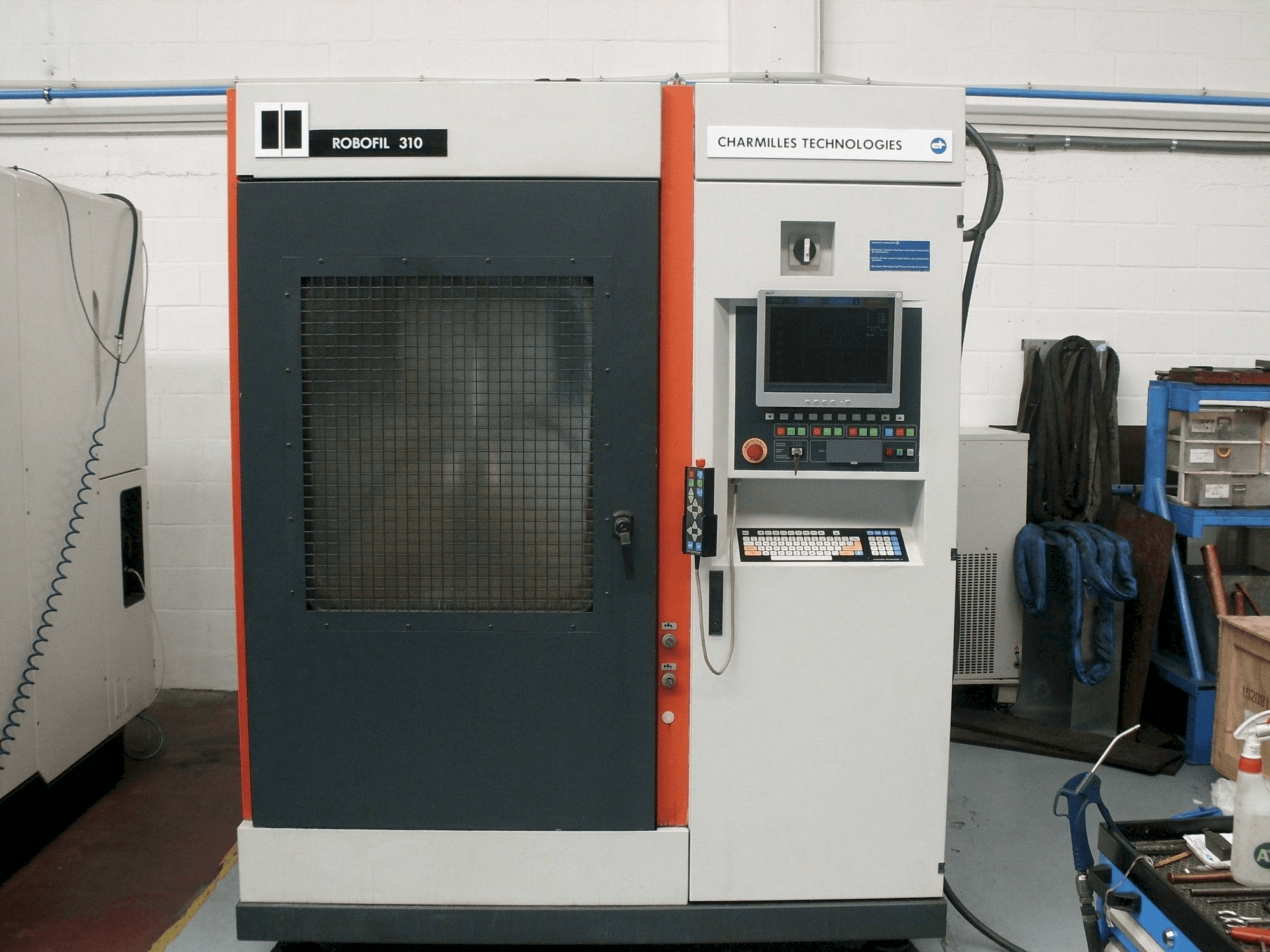 Masina CHARMILLES Robofil 310 eestvaade