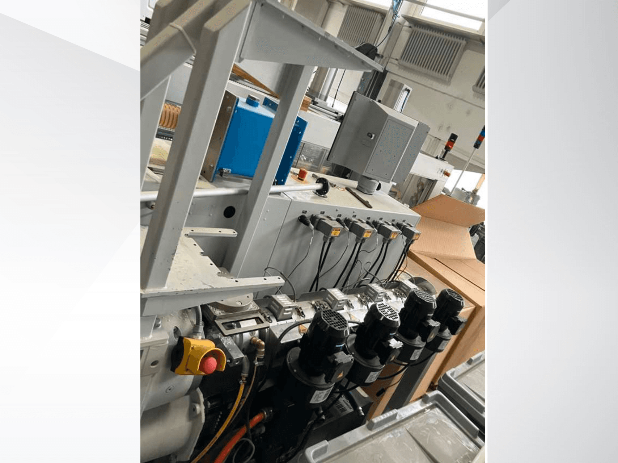 Krauss Maffei KME 45 XS ühe kruviga ekstruuder, külgvaade, kus on näidatud juhtpaneel, mootorid ja erinevad komponendid.