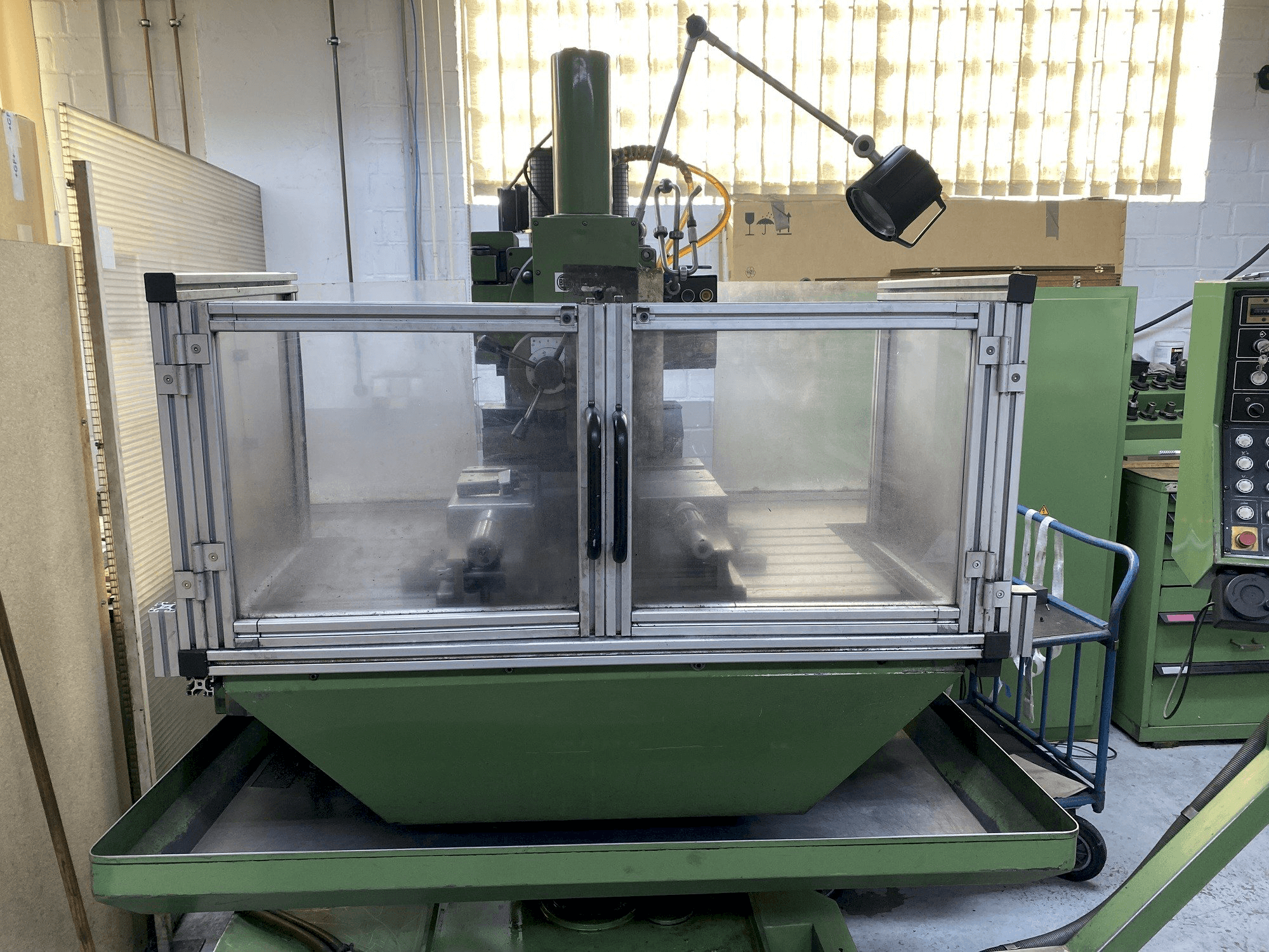 Masina HERMLE UWF 1000 eestvaade