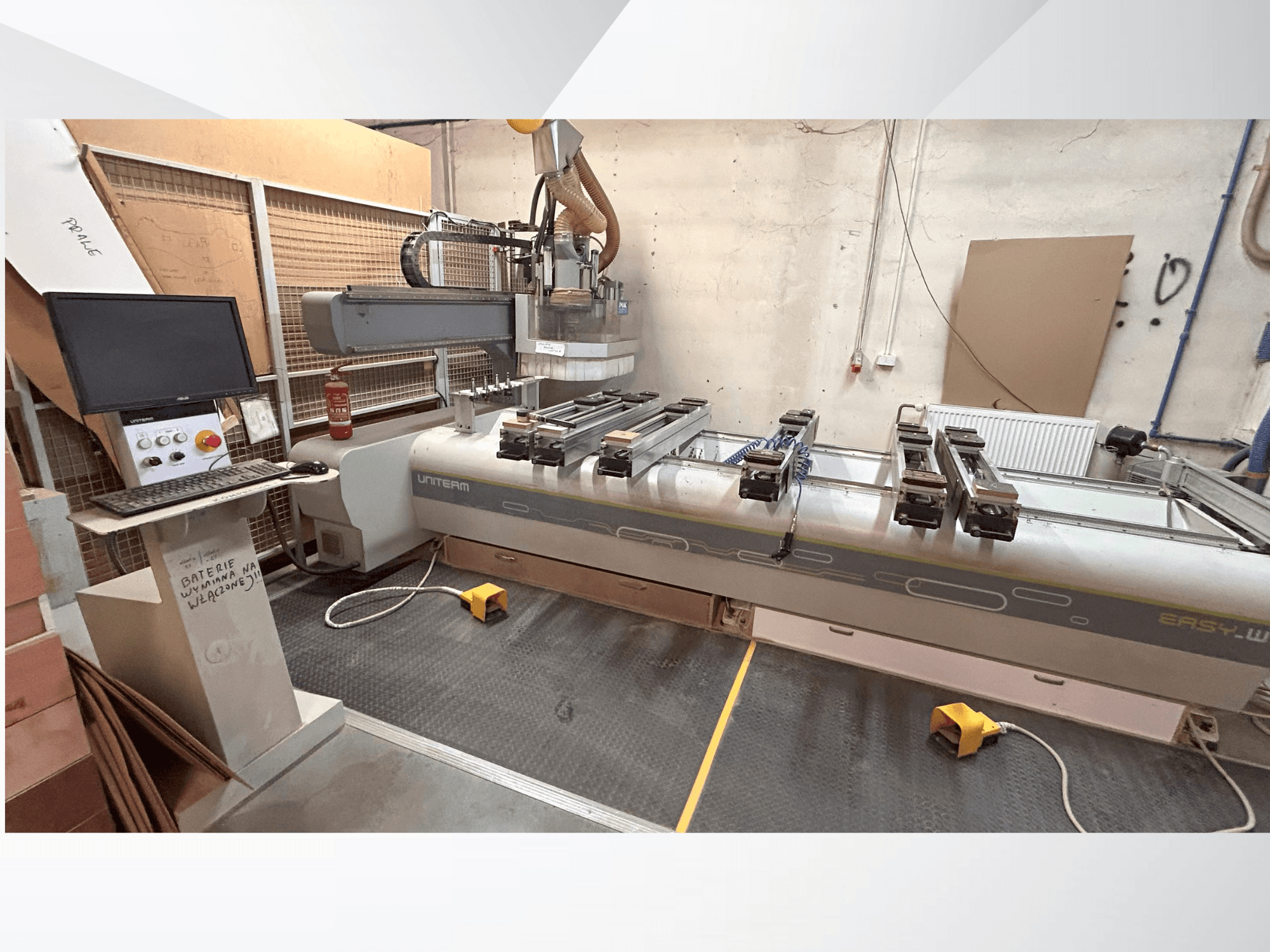 UNITEM EASY-W CNC-pingi esivaade, millel on juhtpaneel, monitor ja töölaual kinnitatavad töödeldavad detailid.