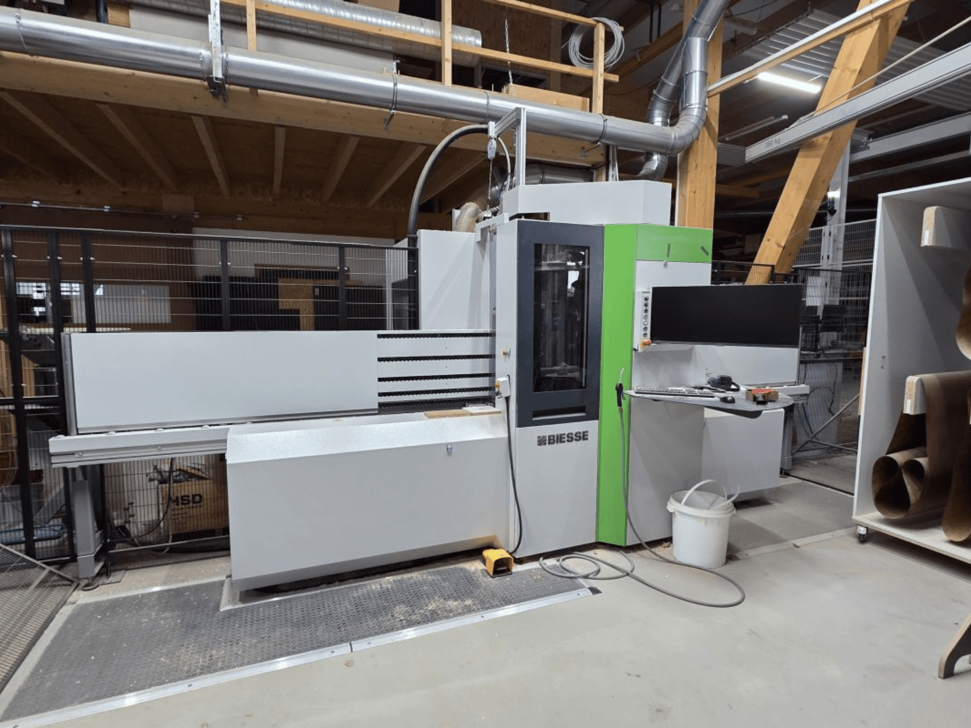 BIESSE Brema EKO 2.2 CNC-töötlemiskeskus, vaade eest, millel on näha juhtpaneel ja roheliste detailidega põhikorpus.