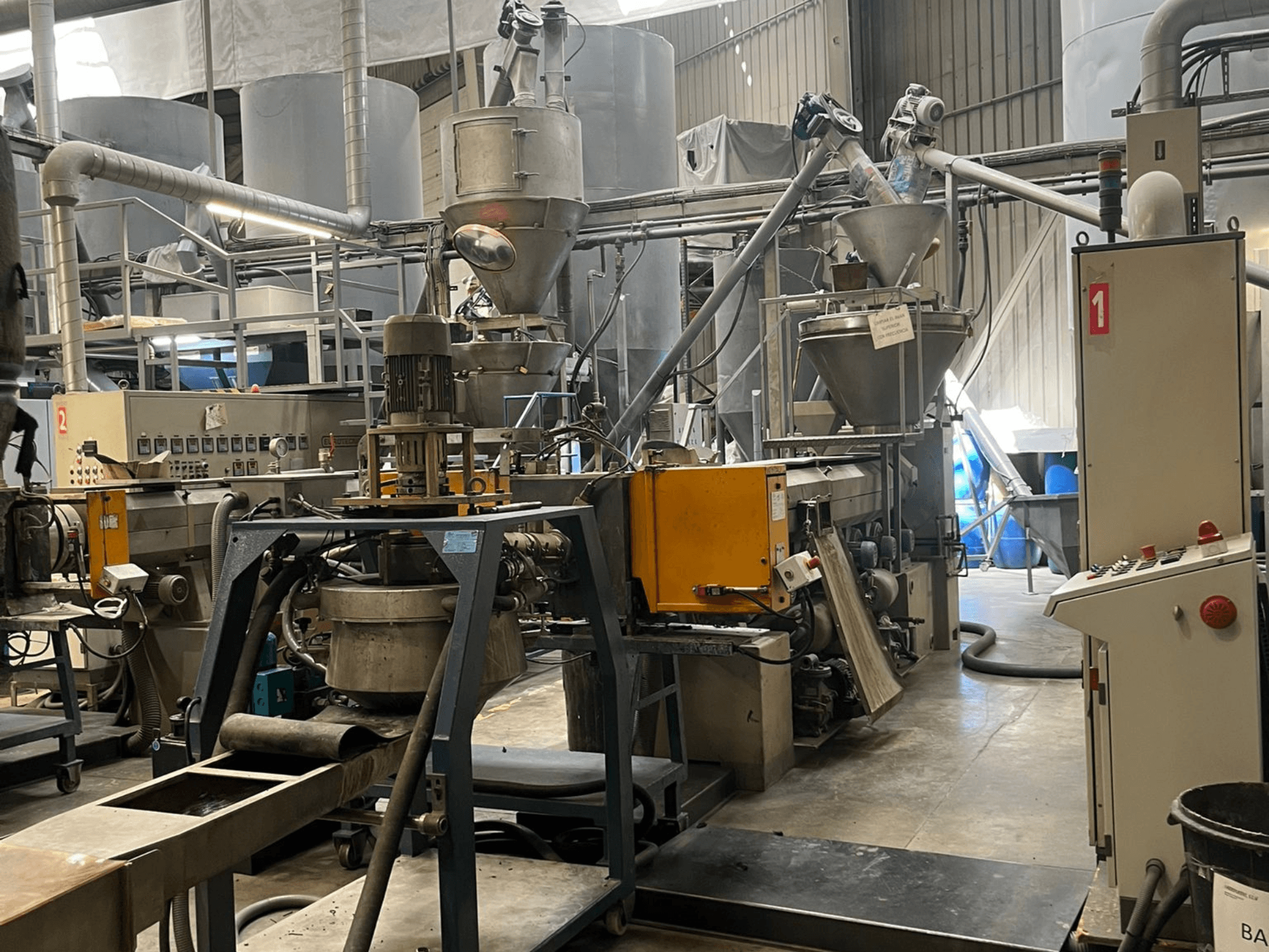 Tehases paigaldatud ühešnekk-ekstruder EUROTECNO E12535D, millel on töötlemiskomponendid, täiteküpsised ja juhtpaneel.