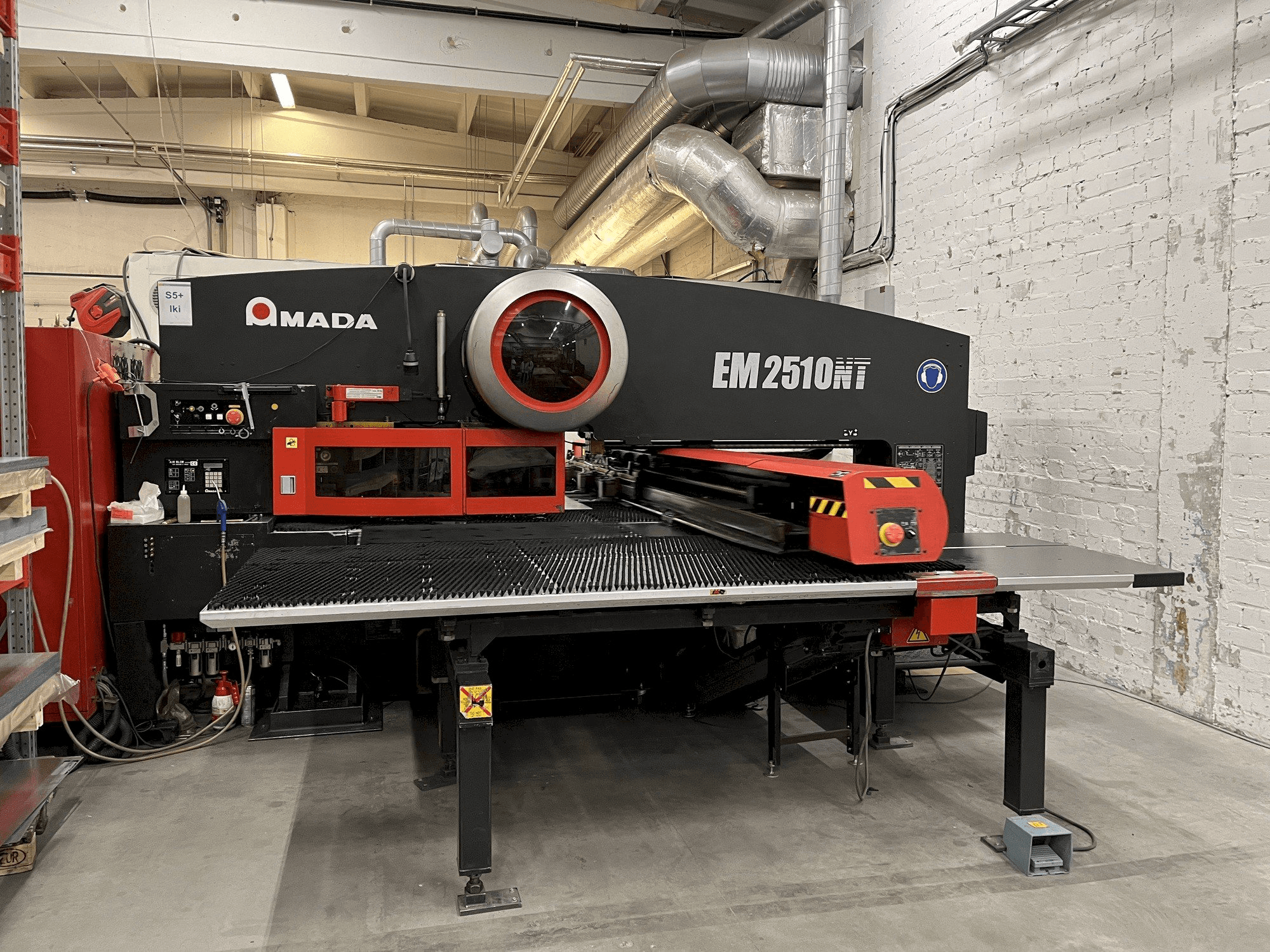 Masina AMADA EM2510NT eestvaade