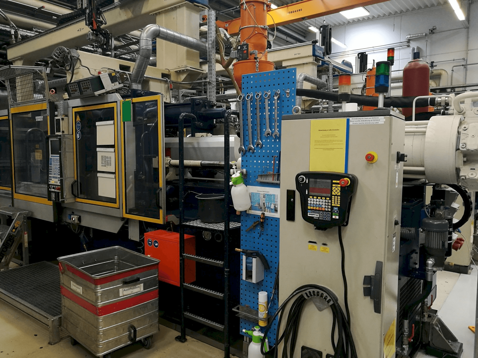 Masina Krauss Maffei 350-2700 C2 eestvaade