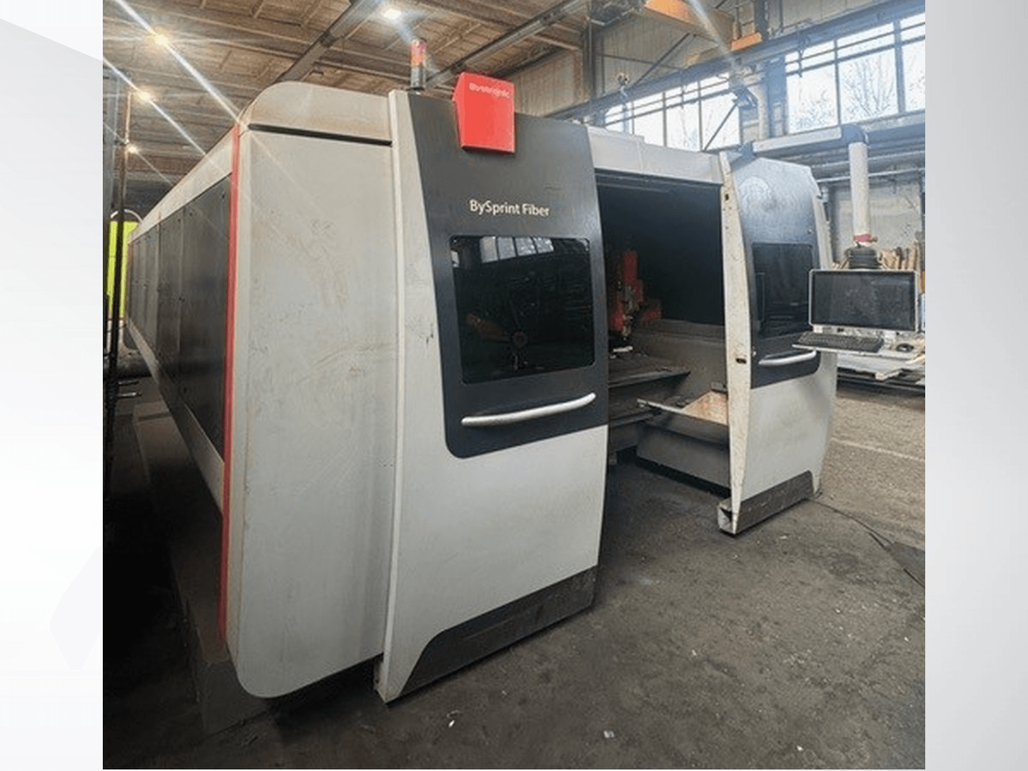 BySprint Fiber masin Brünswickilt, esiplaanil kaks avaust, puuteekraaniga juhtpaneel ja tööstuslik tööruum seestpoolt.